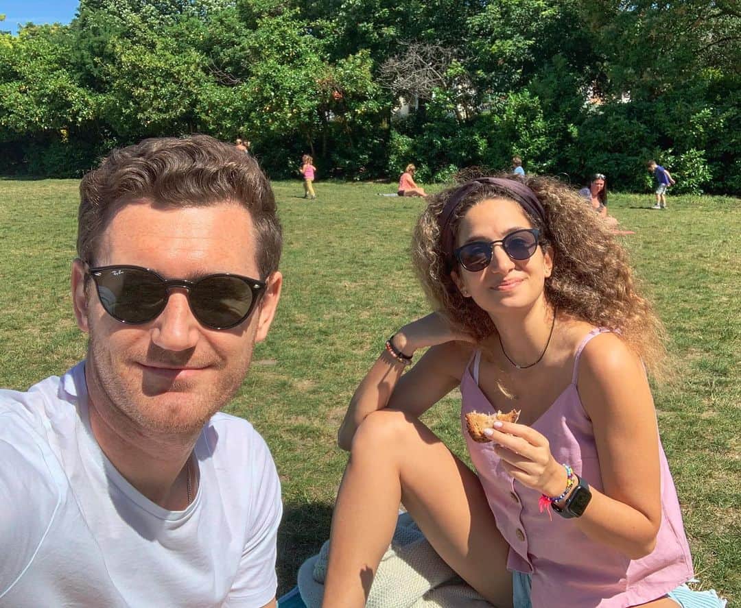 キャメロン・ファンデルバーグのインスタグラム：「British summer time is special - coming from South Africa we are spoilt for sunny days and seeing Britons be so enthusiastic about it used to be amusing...until you move here!」
