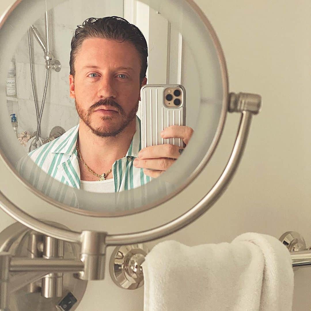 マックルモアーのインスタグラム：「You ever hop out the shower, catch yourself in the mirror and think to yourself “I’m literally glistening right now”? Or perhaps “I smell like a crisp untouched 100 dollar bill from 2016”. Today, we’re off the negative self talk.  All positive affirmations.  We drinking water, we eating apples.  Might even fuck around a burn a candle.  Today, we glisten.」
