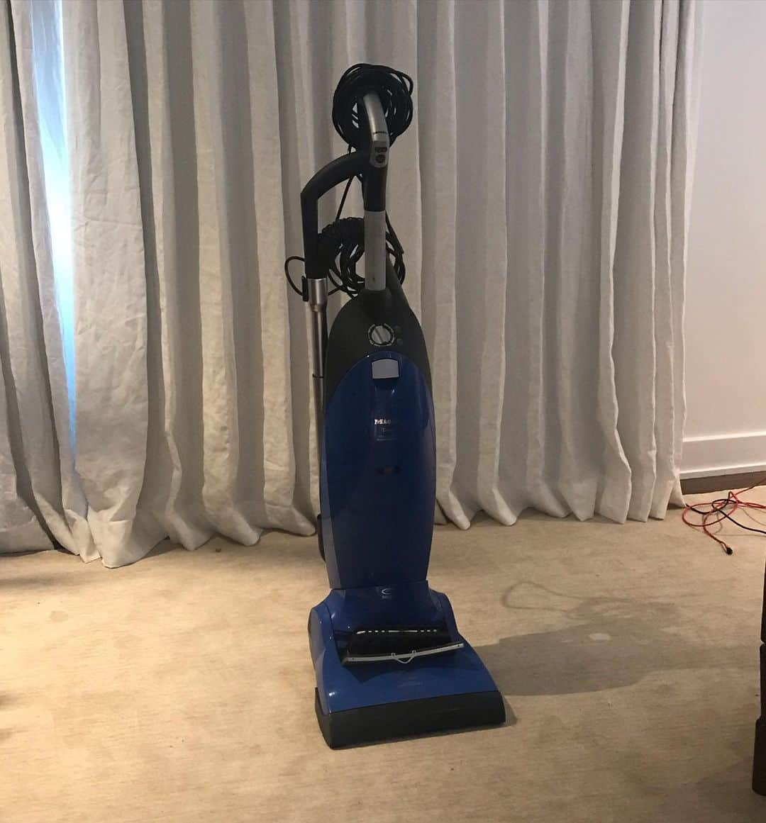 ジューン・ダイアン・ラファエルさんのインスタグラム写真 - (ジューン・ダイアン・ラファエルInstagram)「When will I walk into my room and know this is a vacuum cleaner and not a small man who is waiting to murder me?」5月20日 3時03分 - junediane