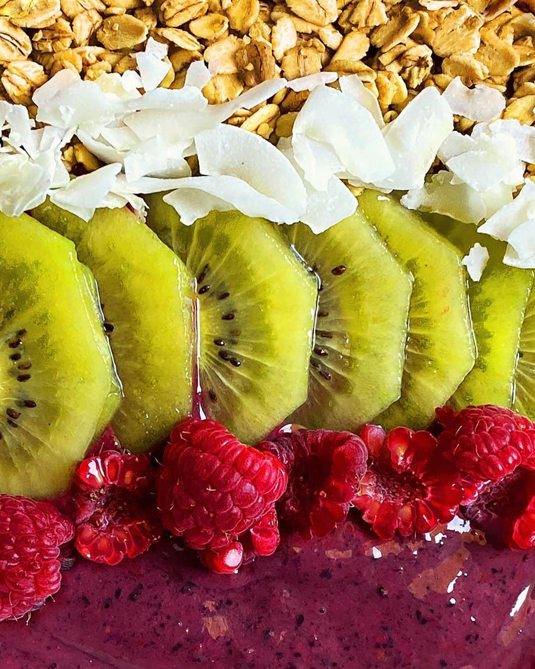 Chobaniのインスタグラム：「We’ve got five simple and satisfying smoothie bowls recipes in our Stories. Watch for step-by-step how-tos 🥣 #chobaniathome」