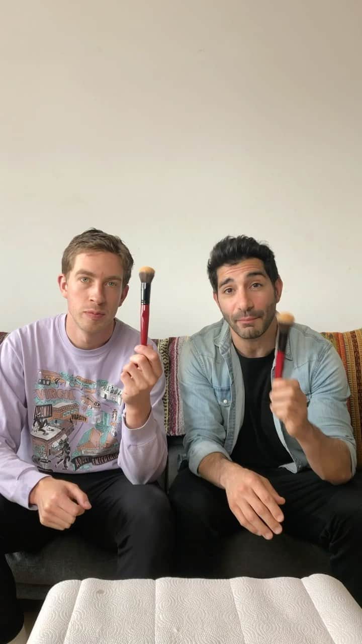 Smashboxのインスタグラム：「Let’s just say you should take this brush cleaning tutorial with a...pea sized amount of salt. @paulelia_ & @gavinmatts on the mic 💦」