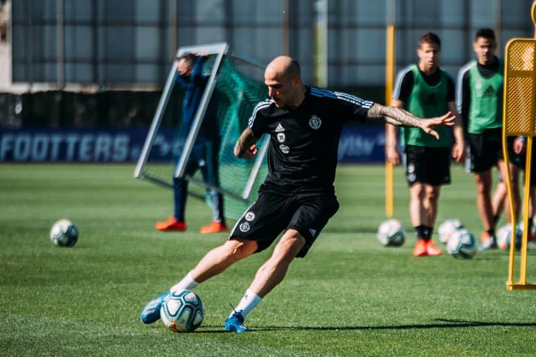 サンドロ・ラミレスのインスタグラム：「Un día más, esto empieza pronto⚽️🎯 #trainingday #workhard」