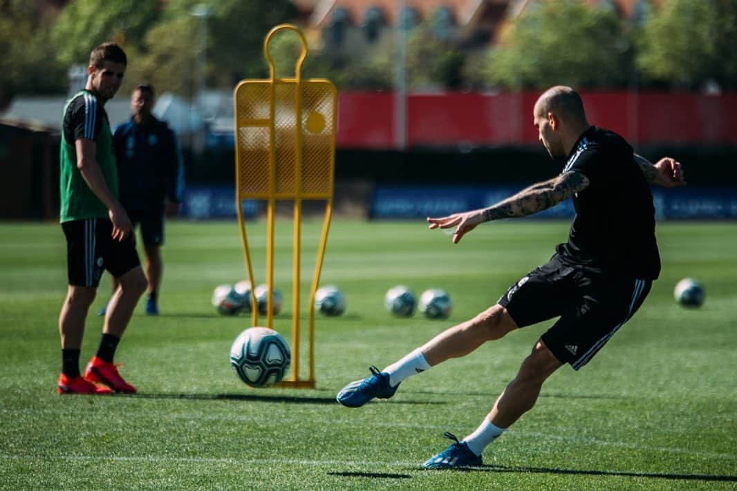 サンドロ・ラミレスさんのインスタグラム写真 - (サンドロ・ラミレスInstagram)「Un día más, esto empieza pronto⚽️🎯 #trainingday #workhard」5月20日 3時40分 - sandroramirez9