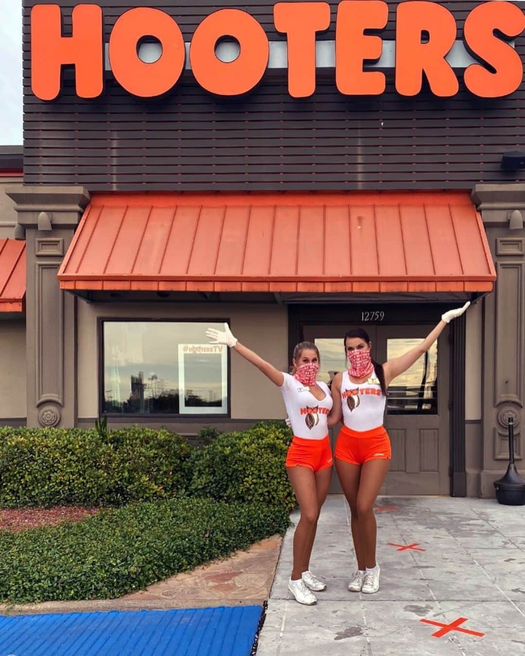 Hootersさんのインスタグラム写真 - (HootersInstagram)「We love having you back. 🧡 Your safety is our #1 priority.」5月20日 3時45分 - hooters