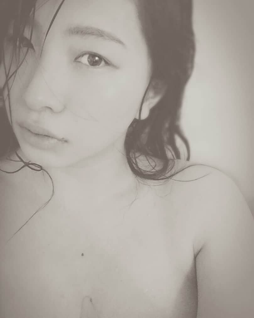 中岡龍子さんのインスタグラム写真 - (中岡龍子Instagram)「.🚿🚿🚿 Recently I'm in conflict with myself. :( Time flies…Boo💔」5月20日 4時03分 - ryoko1792