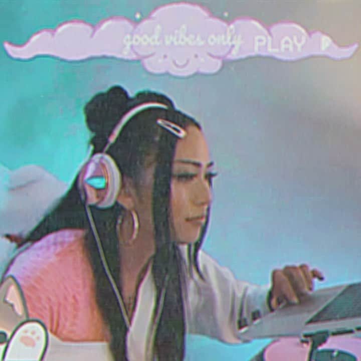 エイミー・ファムのインスタグラム：「how i think i dj vs how i actually dj lol」