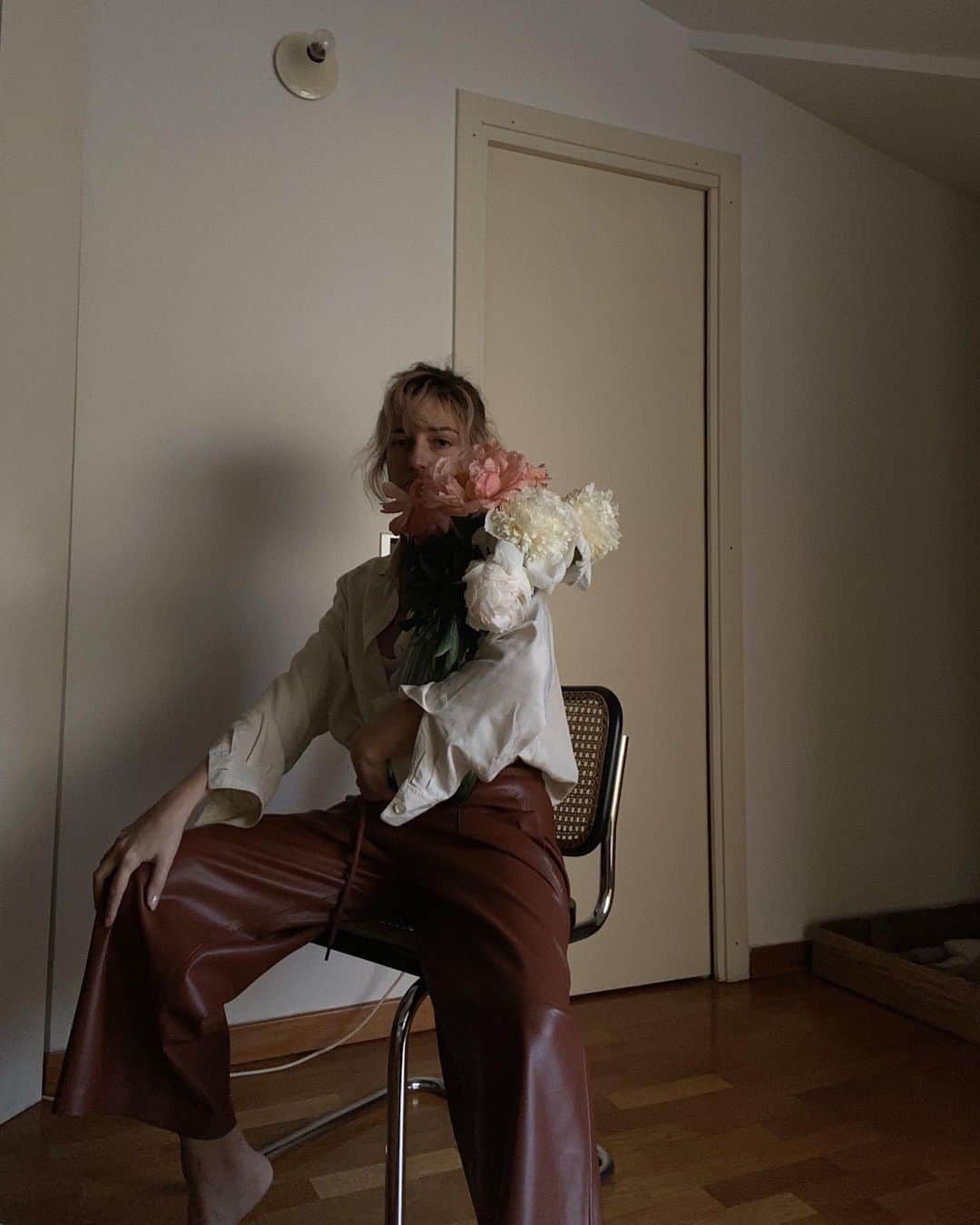 エレオノーラ・カリシのインスタグラム：「Ritratto di donna con vaso fiorito」
