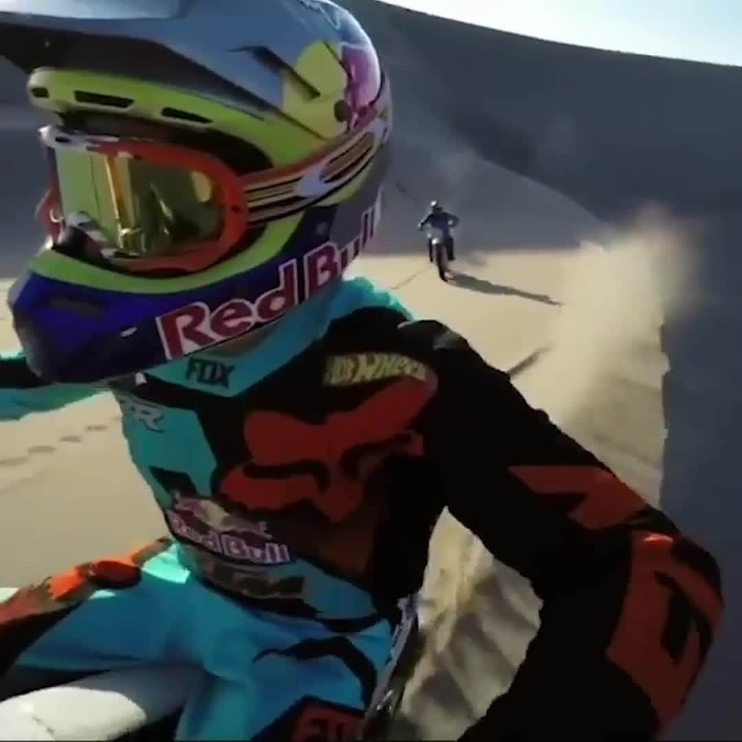 レッドブルのインスタグラム：「even adults play in the sandbox sometimes 😎 ∙ hit our story for an inside look at @ronnie_renner's mobile setup "the loose caboose"  @redbullmotorsports #redbull #moto #glamis #pov #sand #freeride #ride #dirtbikes」