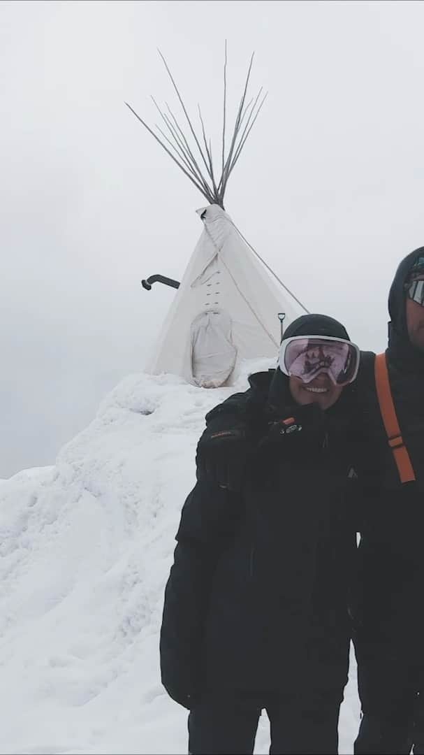 ジェイミー・アンダーソンのインスタグラム：「This was such a treat to experience! Thank you @mason_mashon and @dianethepage for hosting us in this epic location ! Burke’s bumps is dedicated to @sarahburkefdn ✨✨✨ #teepee #snowcamping #beautifulbc #jafreespirit @tyler_nicholson #Gratitude @gopro #goprohero8 #hypersmooth #mountainlife #teepeelife」