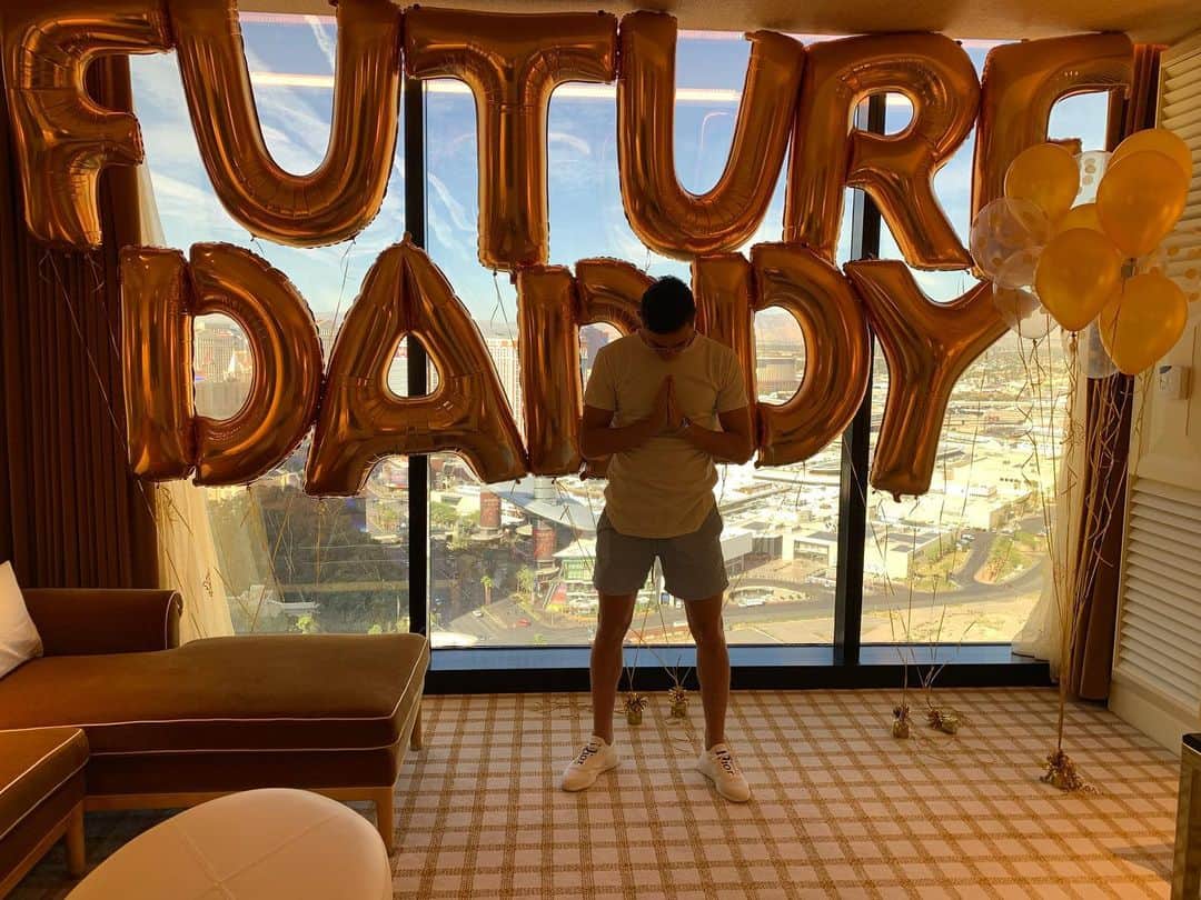 フロリアン・トヴァンのインスタグラム：「Souvenir incroyable à Las Vegas ou ma femme @charlottepirroni m’a fait la surprise de l’arrivée de notre petit trésor ❤️」
