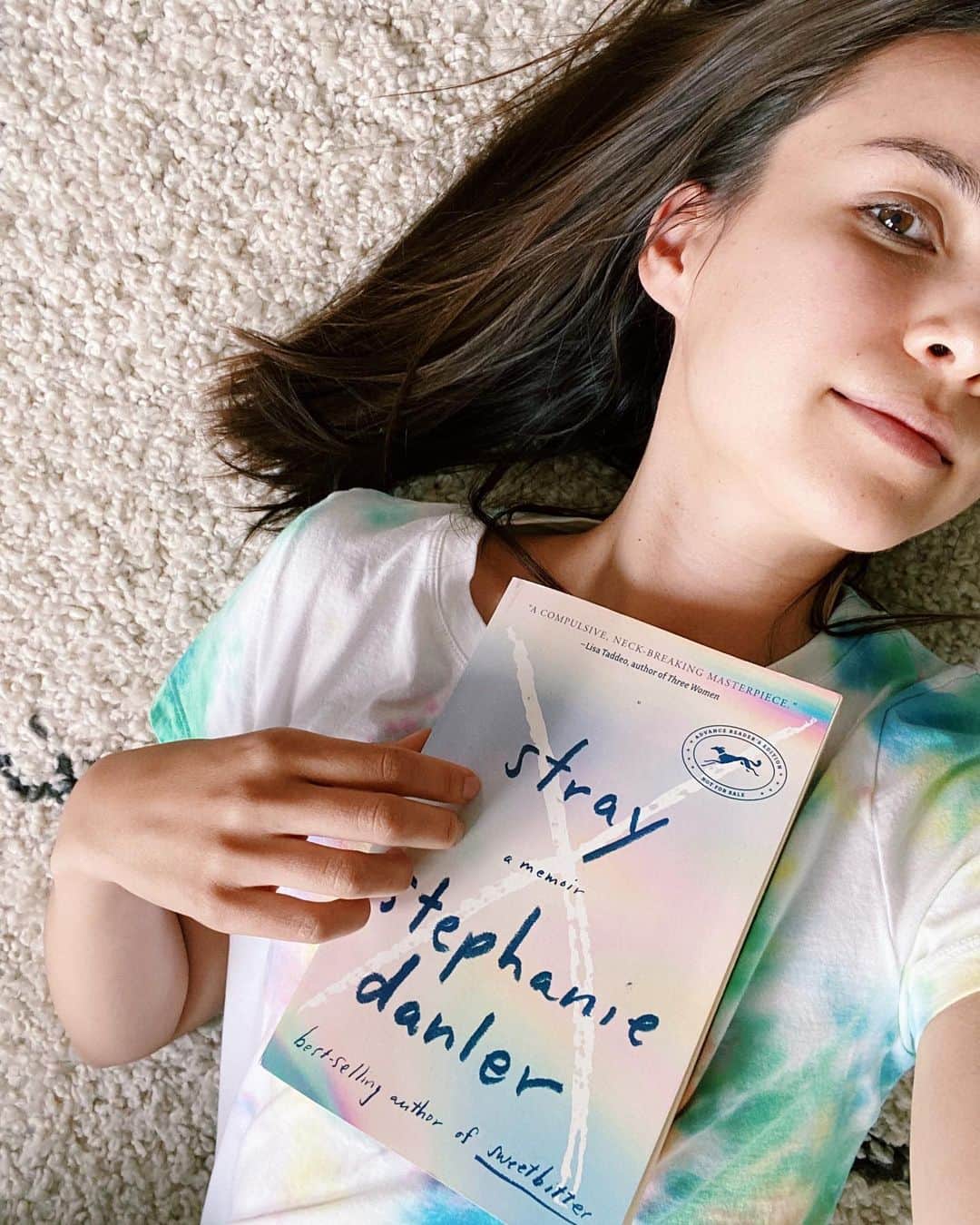 イングリッド・ニールセンさんのインスタグラム写真 - (イングリッド・ニールセンInstagram)「Starting a new book is kind of like dating. Sometimes it’s a slow build, sometimes you’re just not interested, and sometimes you fall fast and hard. For me, Stray is in that last category. I was consumed with every word on every page. Unlike some memoirs, it’s not linear. Reading this book is like riding a wave of Stephanie Danler’s memories. She meets you at 31, living alone for the first time after a divorce. Honesty is her specialty. It’s woven into all the vignettes of her life – from the fraught relationship with her parents, to the pain that followed her as an adult. This is a book I’m STILL thinking about a month after finishing it, not because it was full of answers, but because Stephanie so bravely steps into the space of *not* knowing. That is the magic of this book. Reading this was a true pleasure and gift. Thank you @smdanler for giving us something beautiful to get lost in ✨ Everyone else: STRAY IS OUT NOW! GET THIS BOOK IF YOU CAN! ADD IT TO YOUR LIST! READ IT WITH A FRIEND! DO ALL THE THINGS! 📚 ALSO: a giveaway is happening over on the @onesteppodcast IG! TWO people will be getting a copy of Stray, so make sure to follow and enter ASAP! 🤗」5月20日 4時33分 - ingridnilsen
