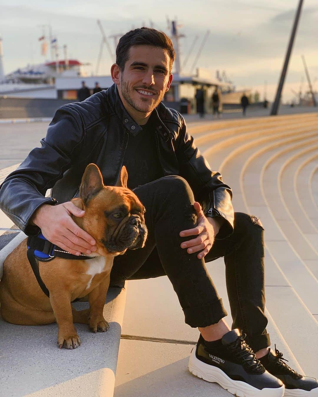 ハイロ・サンペリオのインスタグラム：「A little walk with my mate 🐶🚢 #Hamburg #BeXtreme」