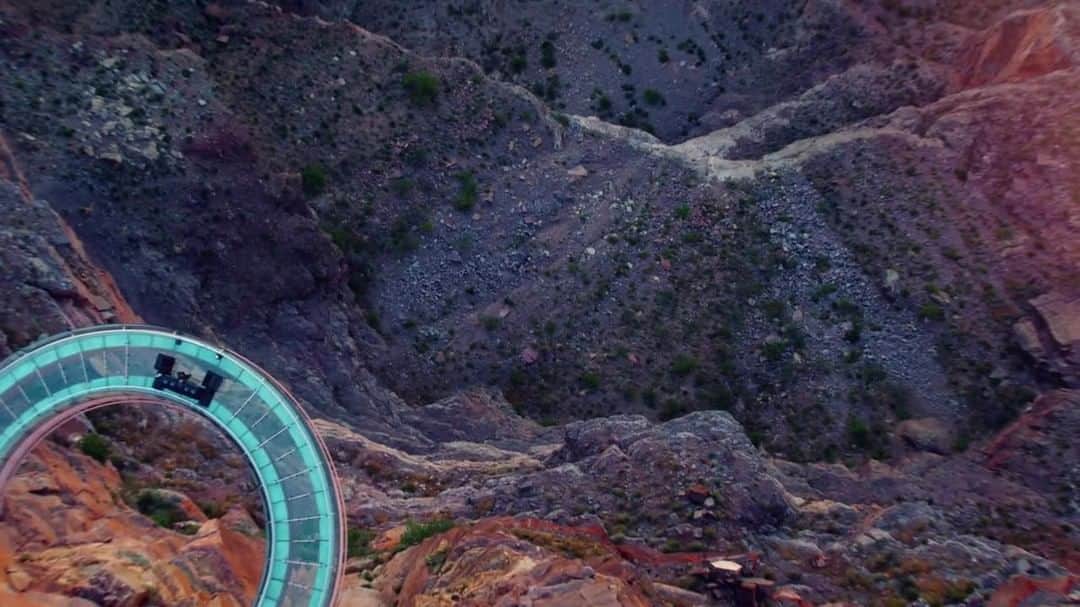 カスケイドのインスタグラム：「It was an incredible experience to be able to play on the Skywalk at @grandcanyonwest. Standing 4500 feet above the ground looking around at the canyon was overwhelming at times.  I have always been inspired by nature  and the beauty of the world but to stand there at that place and play some of my songs…unforgettable. ⁠ ⁠ ⁠ Thank you to all those that tuned in and shared this with me.  And thank you to everyone who made it possible.⁠ @mylifeonastick @jodicall @mrryanhenderson @kgofuta @markowensphoto @brentweinstein @pizzab4everything⁠ @smashgordon_ftw @unitedtalent @eddieshaps @kiansalari @donslens @bradyspear ⁠ @jetmade_ @ginajoyphoto @robertmachado⁠ @steadfast_film @mikeesteeez @wearespearhead @donslens  @sexylites @seizes_meals @ericmarder @loren_denim @finnstagram⁠」
