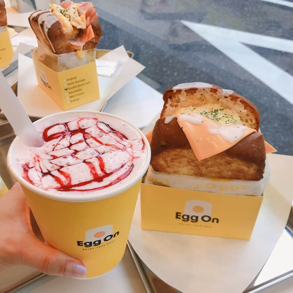 SKINGARDEN［スキンガーデン］さんのインスタグラム写真 - (SKINGARDEN［スキンガーデン］Instagram)「話題の韓国サンドイッチ﻿ 「Egg on」　🍳﻿ ﻿ ﻿ @eggon_official﻿ ﻿ 東京港区にオープンした韓国サンドイッチ専門店﻿ Egg on 🥚﻿ ﻿ スキンガーデンスタッフも噂を聞いて行ってみました！✌️﻿ ﻿ ﻿ 東京田町駅/三田駅から徒歩5分！﻿ スタッフが行った日には雨が降っているにも関わらず、﻿ サンドイッチのテイクアウトをする多くの来店客が！👏﻿ ﻿ ﻿ 定番のオリジナルエッグからベーコン、チーズ、アボカドなど、サンドイッチは12種類もあるので選ぶのを悩みます😭﻿ ﻿ ﻿ スキンガーデンスタッフは人気No.1のオリジナルエッグを注文！ふわふわ卵と、特製のソース、柔らかく分厚いパンの組み合わせが最高でした！😚﻿ ﻿ ﻿ 手頃な値段、サンドイッチにあうコーヒー、シェイク、ジュースも注文できて、お昼に食べにくる学生さんやサラリーマンの方も多いそうです！👍﻿ ﻿ ﻿ イートイン、テイクアウト、どちらもできますので、﻿ 皆さんも良かったら行ってみてくださいね😘﻿ ﻿ ﻿ ﻿ ﻿ ✔︎東京都港区芝5丁目25ー7 5286芝ビル1F﻿ ✔︎平日07:00〜21:00 休日08:00〜19:00﻿ ✔︎東京田町駅、三田駅から徒歩約5分﻿ ﻿ ﻿ ﻿ ﻿ ﻿ #skingarden#韓国コスメ#eggon#エッグオン#韓国料理#韓国グルメ#卵#チーズ#アボカド#サンドイッチ#人気#話題#ブーム#タピオカ#東京グルメ#韓国情報#モウダ#トースト#韓国好きな人と繋がりたい#東京ランチ#たまごトースト#韓国食べ物#インスタ映え#おすすめ#エッグサンド#美味しい#人気スポット#デート#お昼#慶應義塾大学」5月20日 10時01分 - skingarden.jp