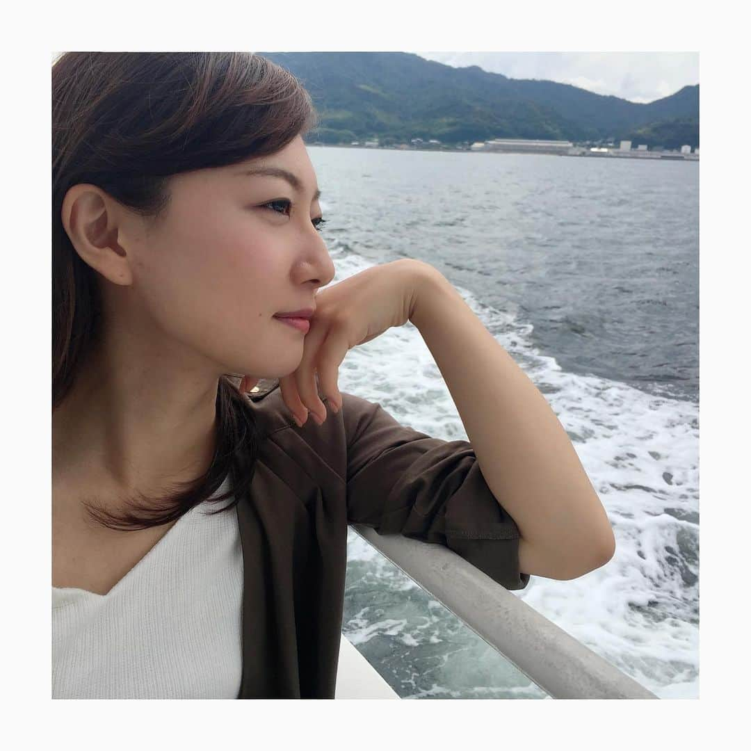 佐竹明咲美さんのインスタグラム写真 - (佐竹明咲美Instagram)「※写真は過去のものです📸  こちらは、瀬戸内海の潮風に吹かれ 本来の自分を忘れかけている佐竹の写真です。 瀬戸内国際芸術祭で、 香川県三豊市の粟島に向かっているところです🎶 また島巡りしたいなぁ🌼  さて！ 今日5月20日(水)午後４時〜 矢野みなみアナとインスタライブをします💕 なぜこの写真を選んだかというと、 今より約4キロ痩せているから！ そうなのです！ 今ダイエット中なのです🐷 ということで、 『ダイエットレシピを一緒に作ろうライブ』を お送りします🥺 みなみちゃんと一緒に 罪悪感ゼロ！豆腐生チョコレートを作ります！ (ネットでみなみちゃんが見つけてくれたレシピです🙆‍♀️) おやつ食べるんかい！ とのご意見もあるかと思いますが😂 ダイエットの敵はストレスだそうなので、 楽しく頑張ってみたい方、 一緒に作りましょー🍪💕 . . 材料 チョコレート100g 絹豆腐80g 純ココア　適量  #インスタライブ　#ダイエット #チョコレート　#豆腐チョコ　#おうち時間」5月20日 4時37分 - asami_satake