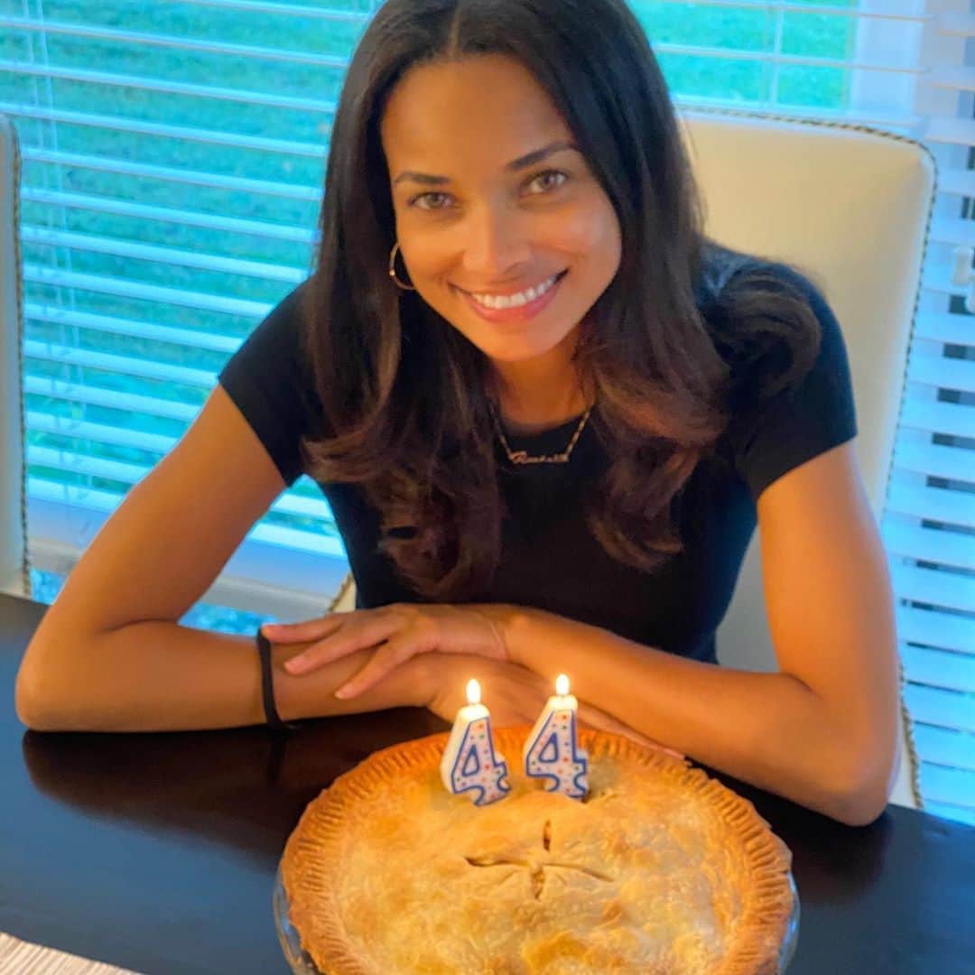 ロッチェル・エイツのインスタグラム：「I just want to give a huge Thank You to every single person who wished me a happy birthday! I feel so blessed to be able to share this day with family and friends in new ways! Great food by husband/ “chef” for the day @cj121075. I love you babe! Wonderful memories shared and a zoom karaoke party with my peeps! Love you all and Thank you, Thank you, Thank you!! 🙏🏽🙏🏽😘😘♥️♥️ #veganapplepie #veganfood」