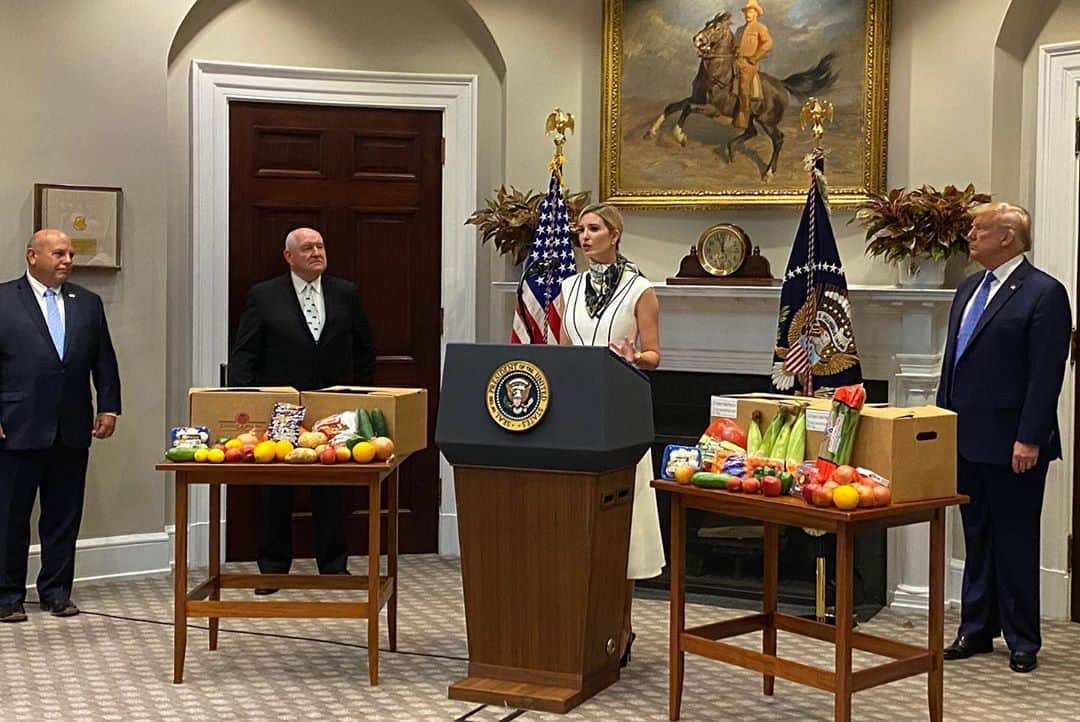イヴァンカ・トランプさんのインスタグラム写真 - (イヴァンカ・トランプInstagram)「Last week, Secretary Perdue and I launched the $3 Billion Farmers to Families Food Box program, which invests in our farmers and gets food to those in need!  Building on that commitment, I joined the President today to announce USDA’s expedited $16 Billion in direct COVID19 relief payments to our Nation’s farmers.」5月20日 4時59分 - ivankatrump