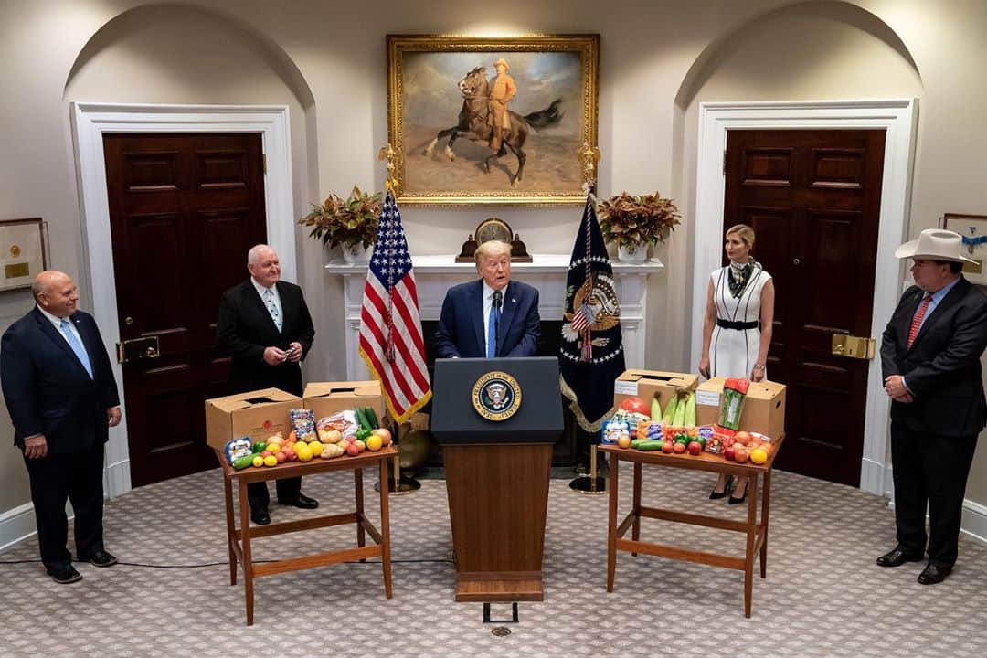 イヴァンカ・トランプさんのインスタグラム写真 - (イヴァンカ・トランプInstagram)「Last week, Secretary Perdue and I launched the $3 Billion Farmers to Families Food Box program, which invests in our farmers and gets food to those in need!  Building on that commitment, I joined the President today to announce USDA’s expedited $16 Billion in direct COVID19 relief payments to our Nation’s farmers.」5月20日 4時59分 - ivankatrump