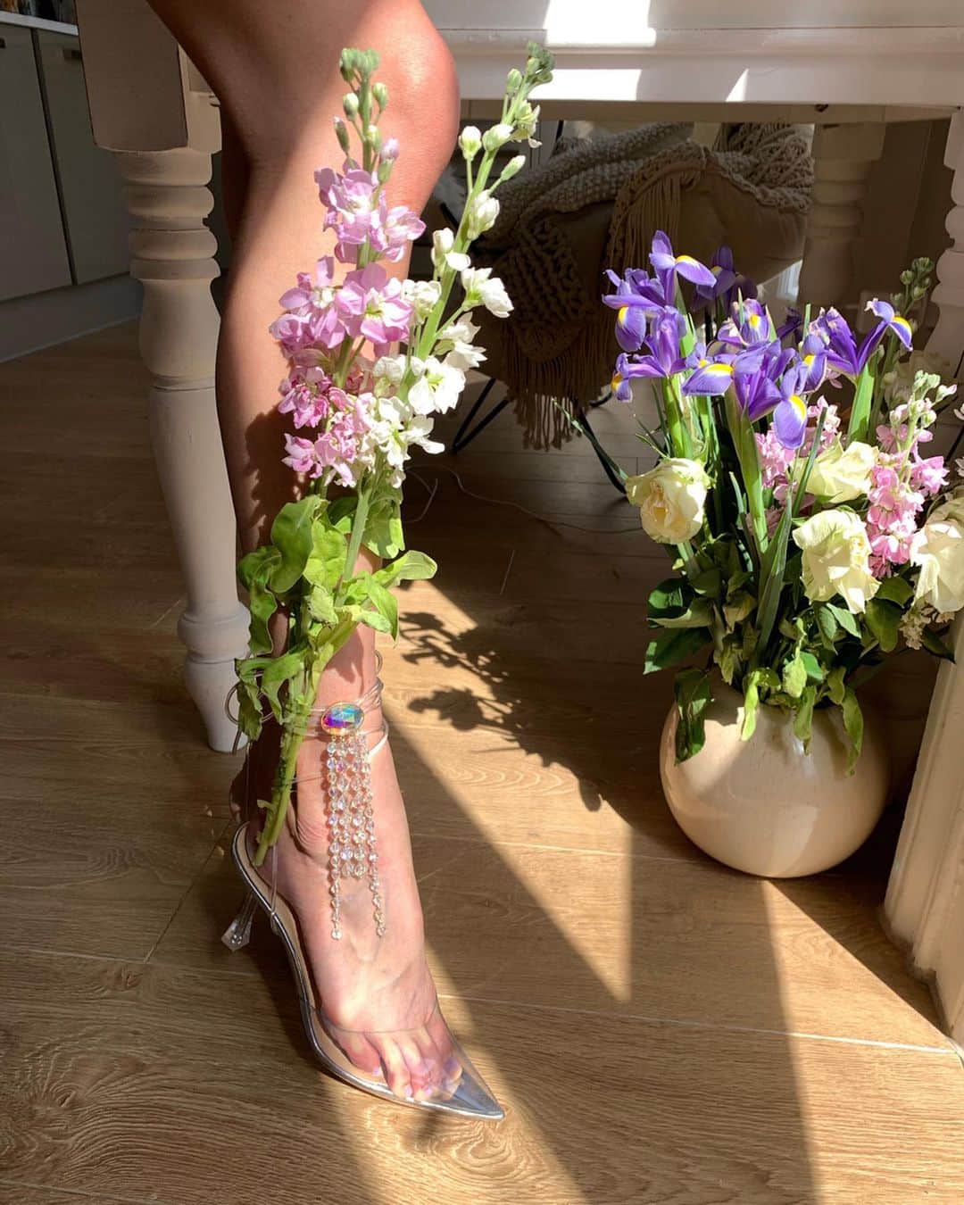レオニー・ハンネさんのインスタグラム写真 - (レオニー・ハンネInstagram)「Wearing flowers for @magdabutrym. 🌷 Anzeige/Tag #wearflowers #flowertherapy #flowerwear」5月20日 4時55分 - leoniehanne
