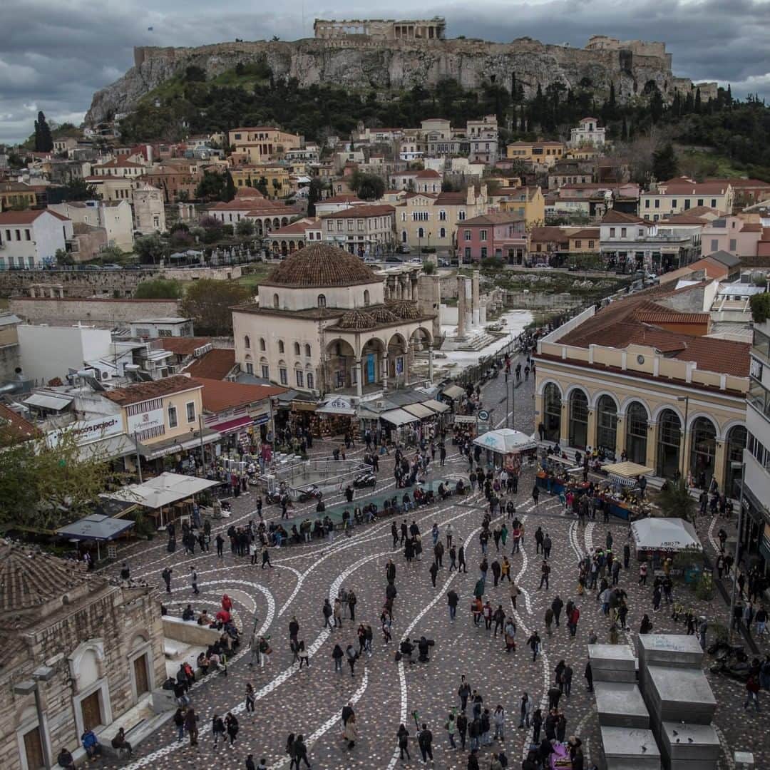 National Geographic Travelさんのインスタグラム写真 - (National Geographic TravelInstagram)「Photo by Muhammed Muheisen @mmuheisen | Overlooking Monastiraki Square, the Plaka neighborhood, and the ancient Acropolis hill in Athens, Greece. After two months of a lockdown due to the outbreak of the coronavirus, the Greek government announced that the Acropolis and other ancient sites will be reopened on May 18 for visitors.  For more photos and videos from different parts of the world, follow me @mmuheisen and @mmuheisenpublic. #muhammedmuheisen #Greece #Athens #acropolis #staysafe」5月20日 5時06分 - natgeotravel