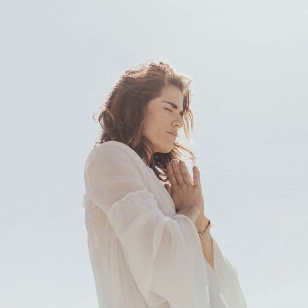 カーラ・ソウザのインスタグラム：「Thank you for the outpouring of support for my new online course “UNLEASHED”! To those who have already signed up: I’m elated to have you on this journey 🤗✨ To anyone having trouble accessing the site, please type in KarlaSouza.teachable.com without the “www”❤️ • While this course was not planned with this pandemic in mind, it’s important for me to lift up those disproportionately impacted by this moment. As such, I will be diverting part of the course proceeds to COVID-19 mutual relief efforts. Here are the two organizations that I’ve chosen to support: Farmworkers’ Covid-19 pandemic Relief Fund @activistmonicaramirez and Know @YourRightsCamp Fund for Black and Brown communities. Over the next few days, I'm going to spotlight these two organizations and the amazing work they’re doing. • Lastly, I have a special pre-registration offer for you, but you’ll need to enroll by May 27th to get in on it! Let's support each other in ALL WAYS #UNLEASHED」