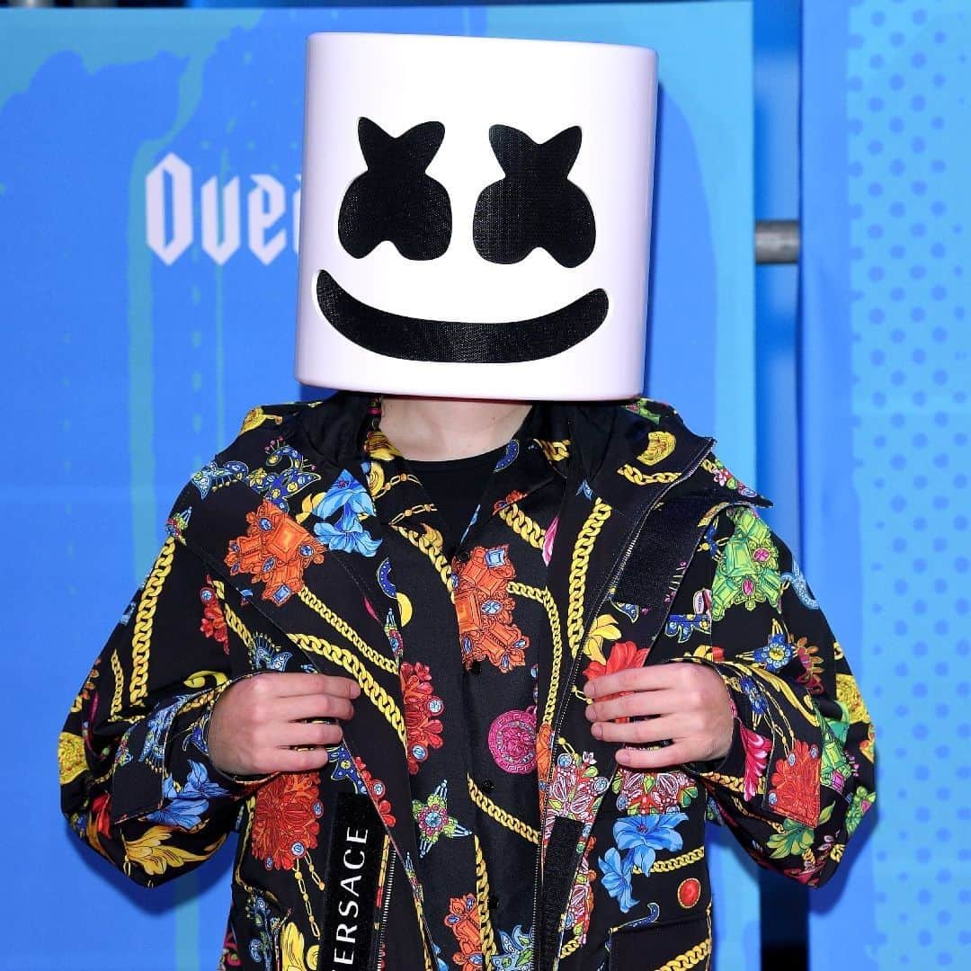 MTV EMAさんのインスタグラム写真 - (MTV EMAInstagram)「HBD to the man behind the mask & our 2018 Best Electronic winner, @marshmellomusic!! 🎉」5月20日 5時30分 - mtvema