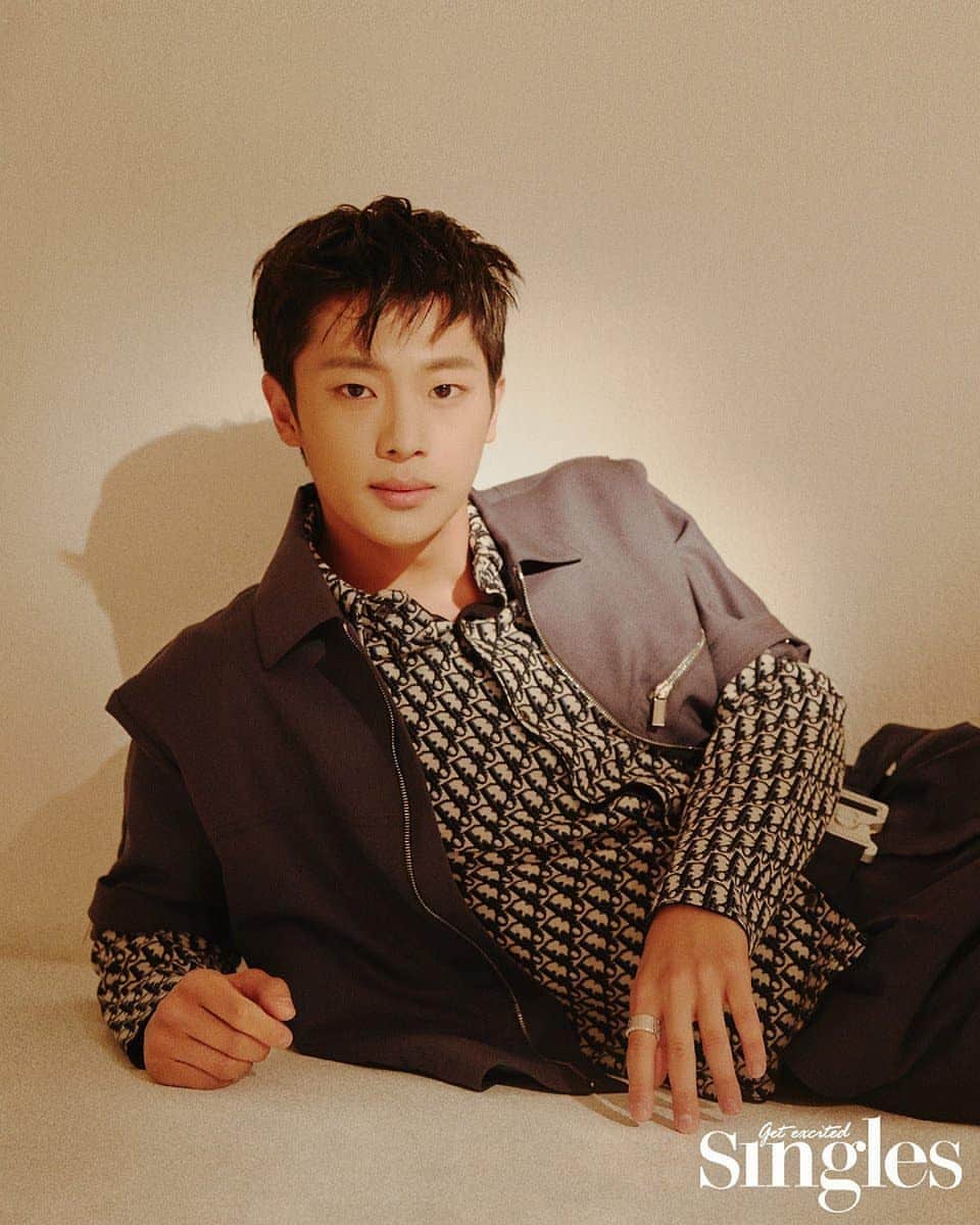 のインスタグラム：「Lee Shin Young @leesin_y For SINGLES Magazine May Issue 💜 . . . . . #이신영 #LeeShinYoung #おしゃれ #オシャレ #いいね返し #フォロー #韓国人 #韓国 #セルカ #自撮り #ファッション #フォロー #일상#셀카#셀스타그램#오늘의훈남#얼스타그램#훈남#셀피#koreanboy#f4f#선팔하면맞팔#좋반#좋아요#선팔#맞팔#오늘의훈녀#훈녀#협찬」