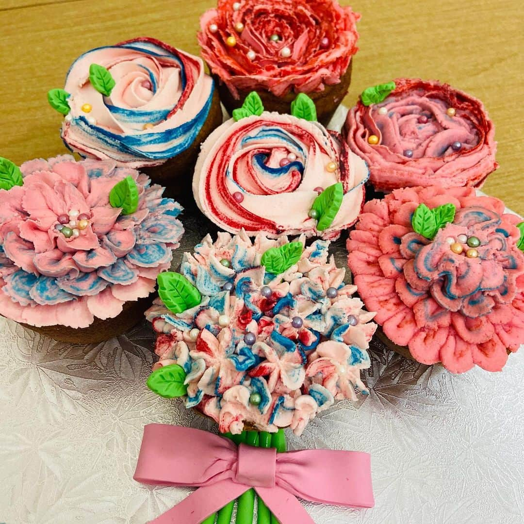 SUPER CAKESのインスタグラム：「#Latepost  Happy Mother’s Day !! #cakebouquet #buttercreamcupcakes #floralcupcakes #cakebouquet #cupcakesprojet #bakingaddiction #ilovebaking #cupcakeart #cakeoftheday #vanillacupcakes #butercreampiping #bakefromscratch #homebaker #qatarbaker」