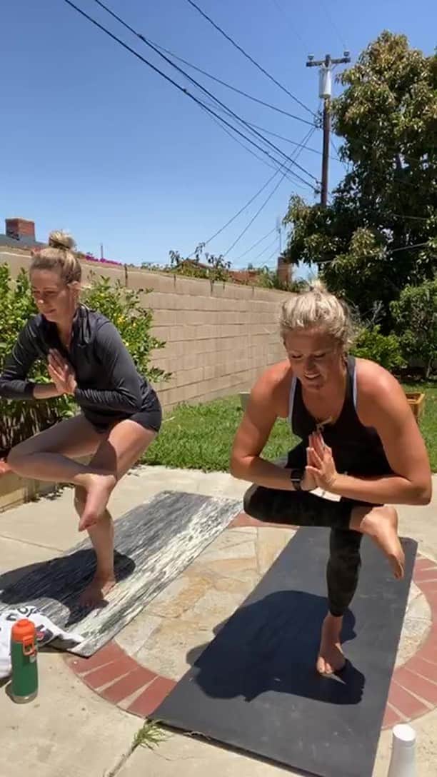 エイプリル・ロスのインスタグラム：「My good friend & amazing yoga teacher @chelslowe was nice enough to lead a yoga class for all of us 🤗❤️ Posting here if you couldn’t join us, love this flow for breaking up the day and doing something uplifting for your mind and body 🙌🏼 Let me know how it goes!🙏🏼」
