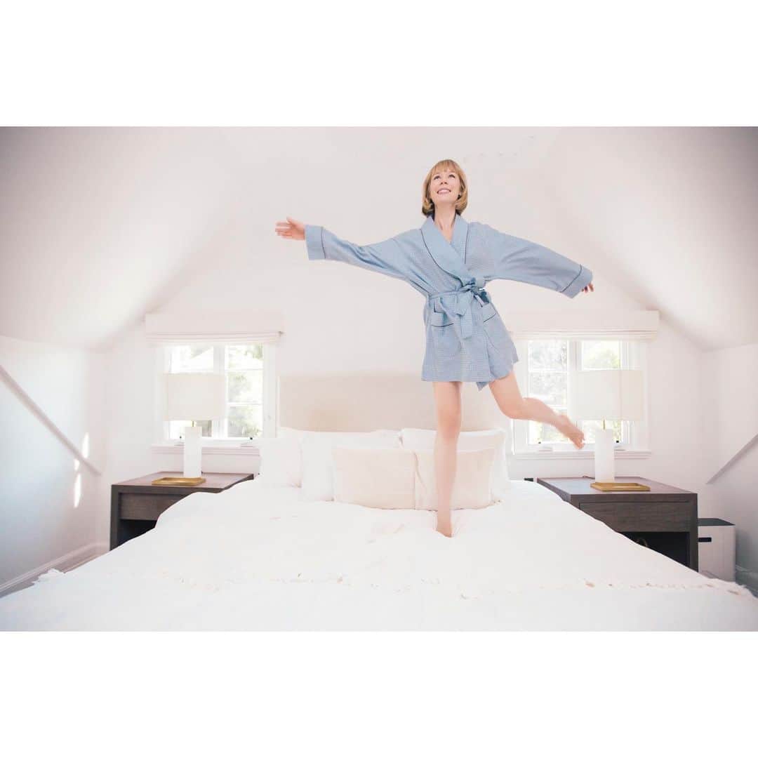 エリン フェザーストンのインスタグラム：「Me once this stay at home order is over.....in the meantime, grateful for my cozy bedroom. Tap the link in bio for the full tour with @openhousetv #openhousetv #thefetherednest」