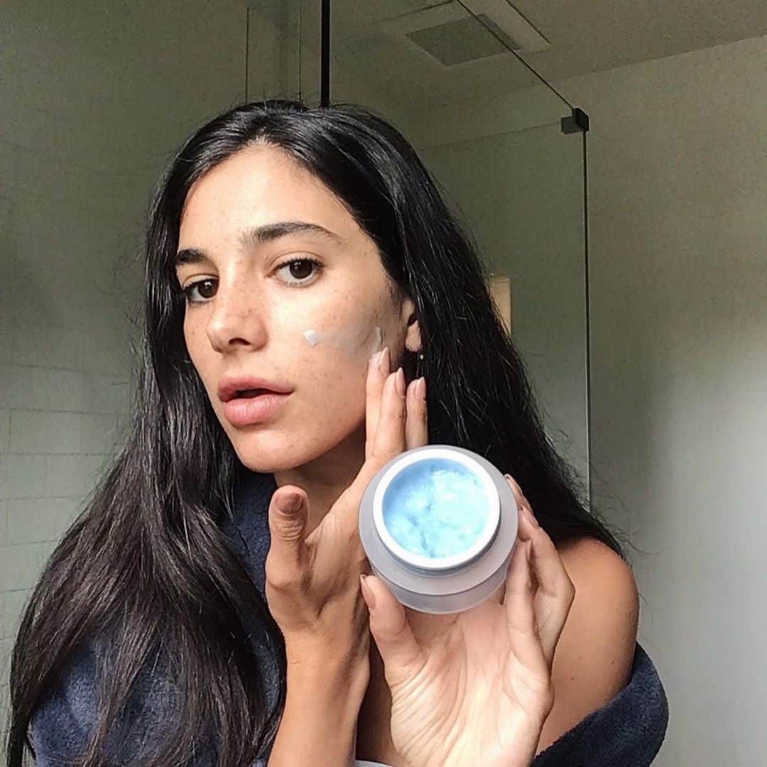 ローレン・ペルツのインスタグラム：「Did you know we spend more than half of our time WFH staring at a screen? I’ve been sitting here wondering why my skin's been acting up... Lately I've been using @goodhabitskin which is formulated to protect your skin against artificial blue light. #byebyebluelight #goodhabits #ad」