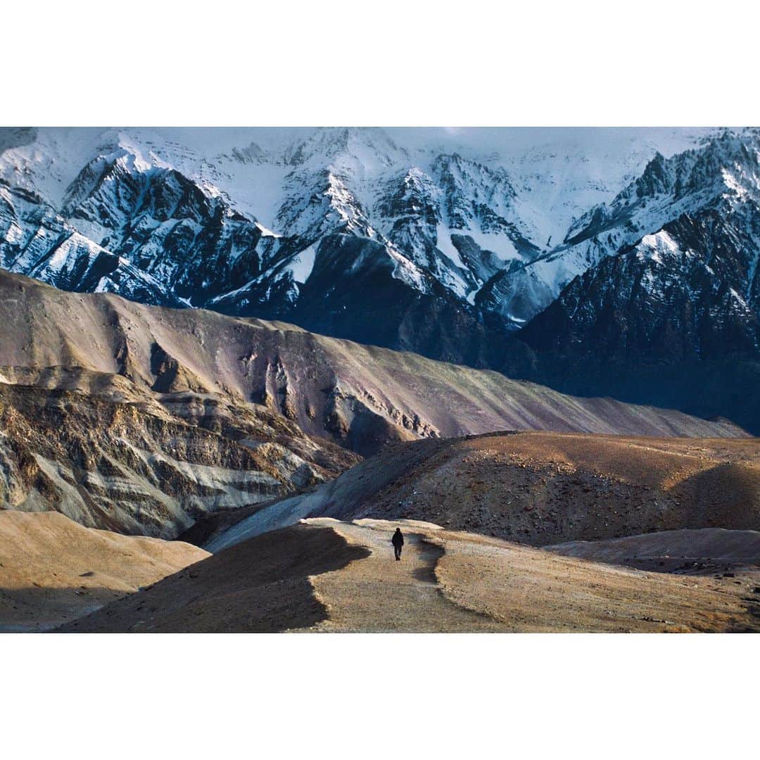 スティーブ・マカリーさんのインスタグラム写真 - (スティーブ・マカリーInstagram)「Magnificent wreckage of continents in collision: Fifty million years ago an immense island collided with mainland Asia to create the Indian subcontinent and push the Himalaya Skyward. Those peaks rise to 20,000 feet in the Ladakh region.  #Ladakh, #India, 1996.  #SteveMcCurry #SteveMcCurryIndia」5月20日 6時20分 - stevemccurryofficial