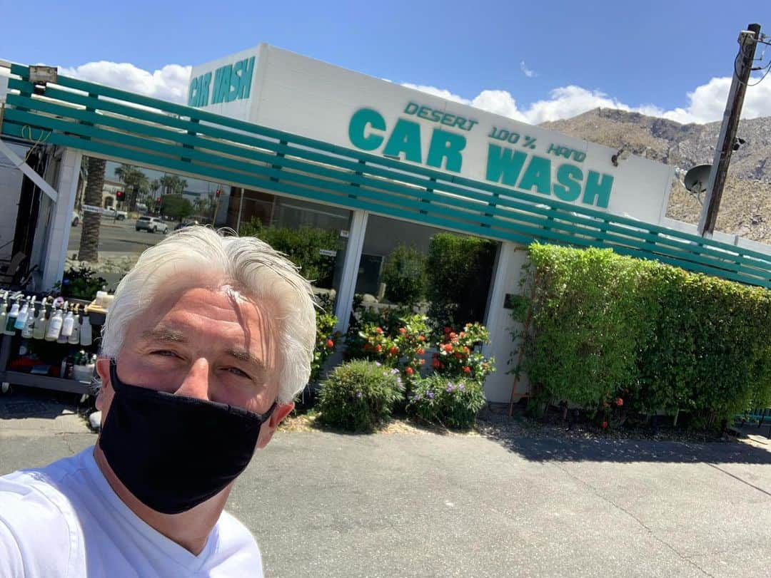 ジョン・バロウマンさんのインスタグラム写真 - (ジョン・バロウマンInstagram)「A bit of normality today. The gang are back at #desert100%handcarwash @desert_hand_carwash everyone is masked, gloved and respecting social distancing. Thumbs up from the boys and Debbie. Great to see a company hire everyone back when the time was right. I just love taking the cars to get washed!! Jb . . #palmsprings #localbusiness #slowlybacktonormal #bighairboys」5月20日 6時21分 - johnscotbarrowman