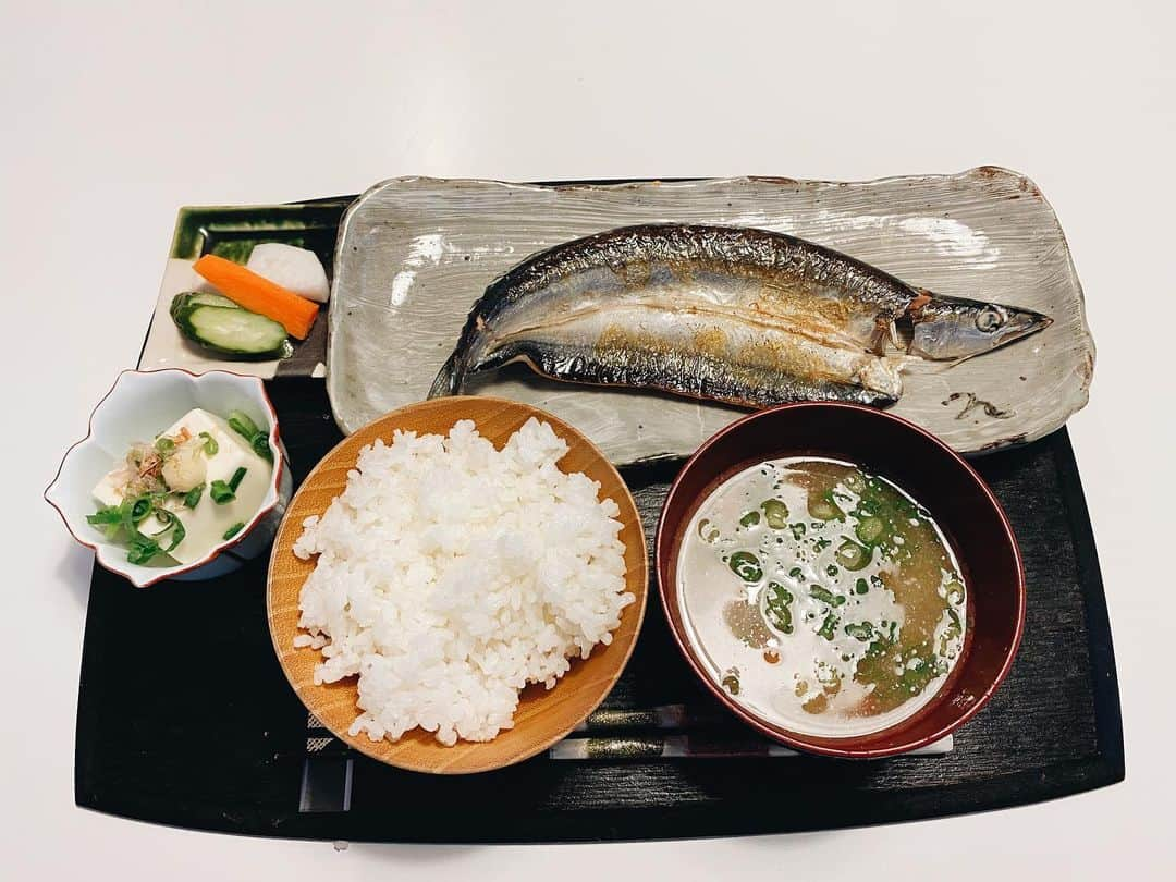 柏木作夢さんのインスタグラム写真 - (柏木作夢Instagram)「おはようございます🐟 @nagi_meshi  #nagimeshi #foodporn #foodstagram #instafood #breakfast #japanesefood #yum #yummy #fallfish #misosoup #pickles #tohu #stayhome #おうちごはん #和食 #朝食 #秋刀魚 #ニュルッと #日本の朝食」5月20日 6時22分 - samukashiwagi