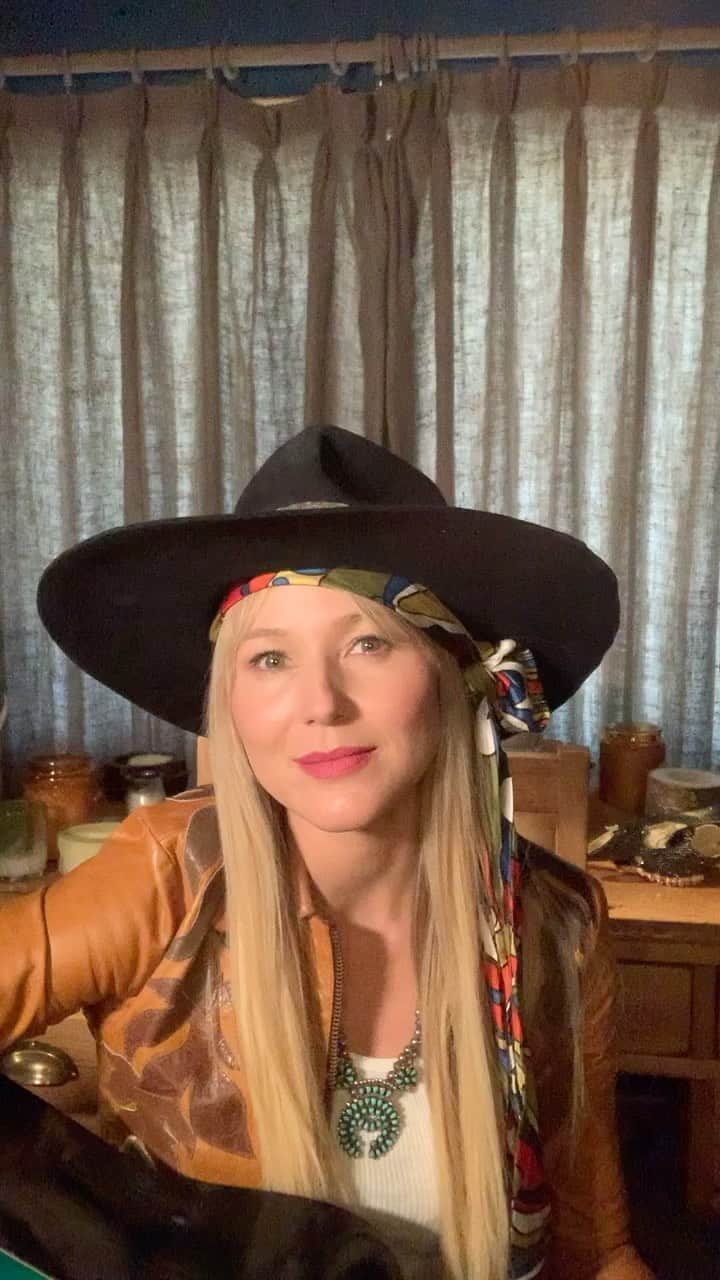 Saks Fifth Avenueのインスタグラム：「In recognition of Mental Health Awareness Month, singer-songwriter and founder of the Never Broken Foundation @jewel shares her mindfulness tips along with a mini-concert of new and classic songs. #SaksGivesBack #JewelNeverBroken」