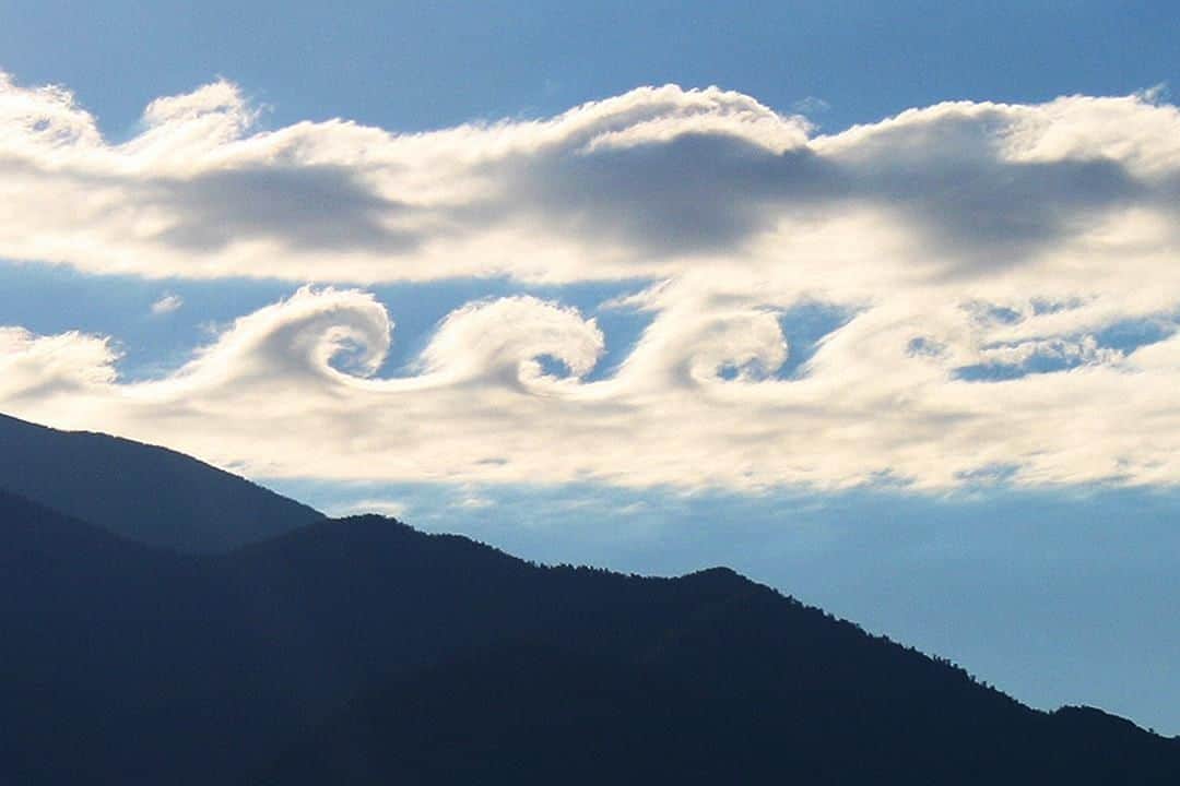 TED Talksのインスタグラム：「We don't blame you if you want to hang 10 on these "fluctus" clouds. Named after the Latin for wave, it's one of a dozen new forms that were added to the International Cloud Atlas in 2017. “It’s dramatic and feels like the jewel in the crown of a cloud collection,” says Cloud Appreciation Society founder (oh, yes, it exists) Gavin Pretor-Pinney. “It’s fleeting and rare, and you have to be paying attention to the sky to spot it.” To see more unusual cloud formations and learn about what causes them, head to the link in our bio.⁠ ⁠ [Image: Nan Fischer / @cloudappsoc]」