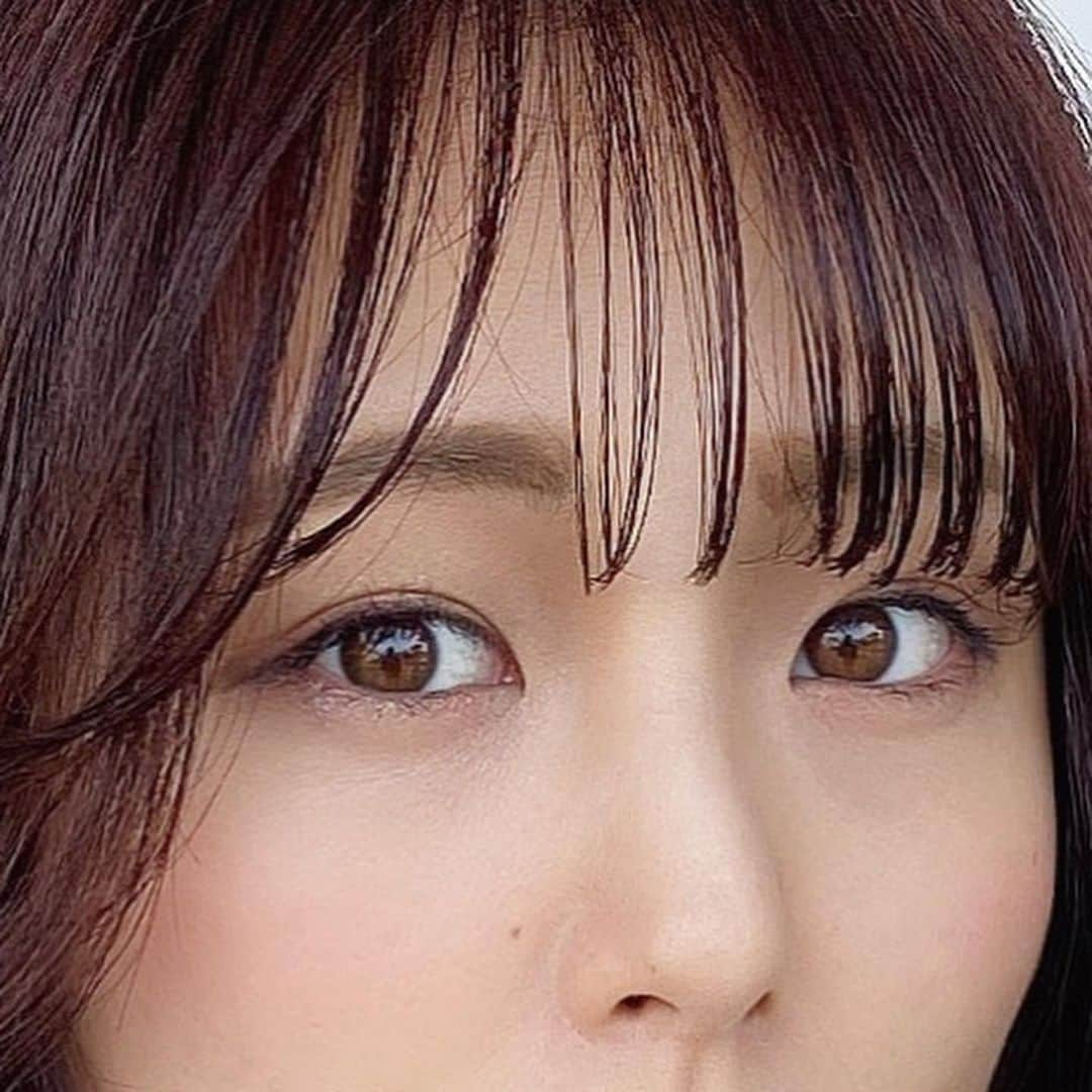 りーまるさんのインスタグラム写真 - (りーまるInstagram)「目の中をよーく見て🕵🏻✨ スワイプしてね▶︎▶︎▶︎ ・ ・ ・ #りーまる #サロモ #サロンモデル #インフルエンサー #フリーモデル#撮影データ #撮影モデル募集 #広告モデル ・ ・ ・ ・ ・ 見えるかな？ 見えたかな？？ ・ ・ ・ 私の目の中には 頻繁に“撮ってくれてる人”が 映ってるのです🐶📷笑 ・ ・ ・ 誰が映ったかは 2枚目に答え合わせタグづけ しときました🐶✌️ ・ ・ ・ 今日も素敵な1日となりますように💐 ・ ・ ・ ・ 〈 撮影依頼募集中〉 5月のお仕事依頼お受けしてます♪ DMくださると嬉しいです💐 よろしくお願い致します☺︎ ・ ・ ・ ・ ・ ・ #ヘアアレンジ #ポートレートモデル #被写体#カメラマンさんと繋がりたい #女子力アップ#プチプラコーデ  #韓国ファッション #美容好きな人と繋がりたい #ポートレートしま専科 #彼女感#グルメ好きな人と繋がりたい #ファッションモデル#ウエディング#ウエディングモデル #主婦モデル #韓国メイク#ファインダー越しの世界 #撮影依頼受付中 #透明感#ファッションモデル#キリトリセカイ#大人メイク#過去pic」5月20日 6時33分 - riii_maru162cm