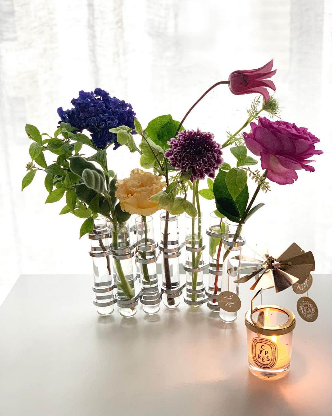 黒沢祐子さんのインスタグラム写真 - (黒沢祐子Instagram)「・ ・ おはようございます 肌寒い朝  少しお花を花瓶に追加して 左から二番目に大きなえんどう豆がいるよ  今日もステキないちにちを💐 ・ ・ #life #flowers #お花のある生活 #flowernoritake  #stayhomestaysafe」5月20日 6時33分 - yukowedding