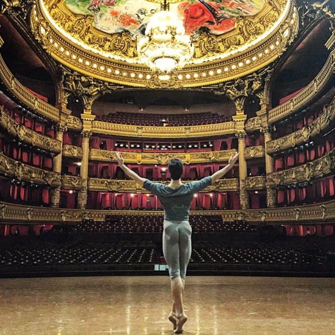 ロベルト・ボッレさんのインスタグラム写真 - (ロベルト・ボッレInstagram)「5 years ago @balletoperadeparis  #operagarnier #paris #mostbeautifultheatreintheworld ❤️」5月20日 6時40分 - robertobolle
