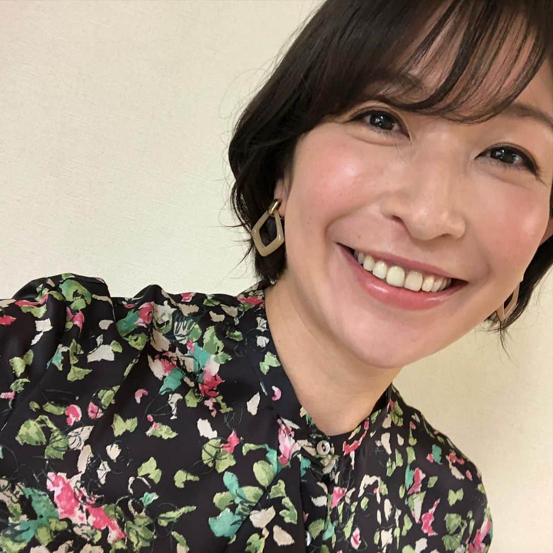 小野真弓さんのインスタグラム写真 - (小野真弓Instagram)「おはようございます(*´∇｀*) 雨が降るたび緑が濃くなる、気持ちがいい朝です🐌🌱☔️✨今日も良い一日を^ ^ #チワワ#ハナちゃん #チワマル#ハルくん #しっかり姉ちゃん#真剣犬#わかりやすい弟#ふてくされ犬#いぬすたぐらむ #いぬばか部 #chihuahua #maltese #mixdog#doglover #dogstagram  かーさんお仕事です🚗直行直帰で、すぐに帰ってくるから、お家を宜しくお願いします🙋‍♀️と、説明しているところー。 🐶ハナちゃん、真剣🥺✨ 🐶ハルくん、聞こえないふり😒 名前を読んでもふてくされ😂 いま聞こえる言葉は3つだけ。 『一緒』『行く❓』『ガム』 留守番前の恒例行事（╹◡╹）♡」5月20日 6時41分 - hanaharuaroi