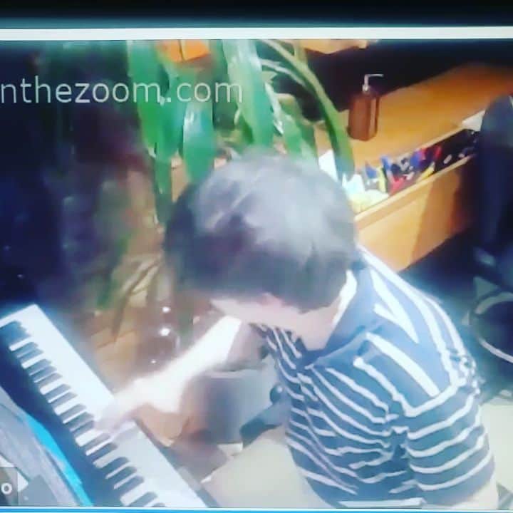 リヴァース・クオモのインスタグラム：「Piano version of Hero. Tune in Friday at 6:30 p.m. PST for the next episode www islandinthezoom.com」