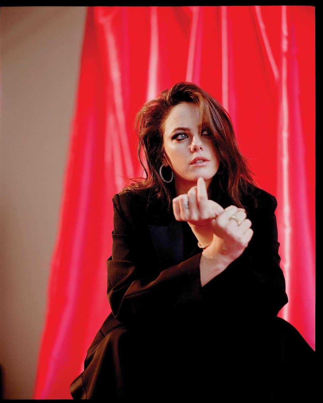 カヤ・スコデラリオさんのインスタグラム写真 - (カヤ・スコデラリオInstagram)「Thank you @thelaterals for this dreamy pre lockdown shoot. Wearing @Cartier  @ladydaymakeup @perrinerougemonthair remember when we could kiss and hug each other??? I miss you both.  Editor @bryankjins Creative Director @mlvncky Story by @bahnmibabe Photographs by @alexbeer7 Styling by @davidoutthere Manicure by @edytabetka_nailpro Videographer @dariusshu5」5月20日 6時48分 - kayascods