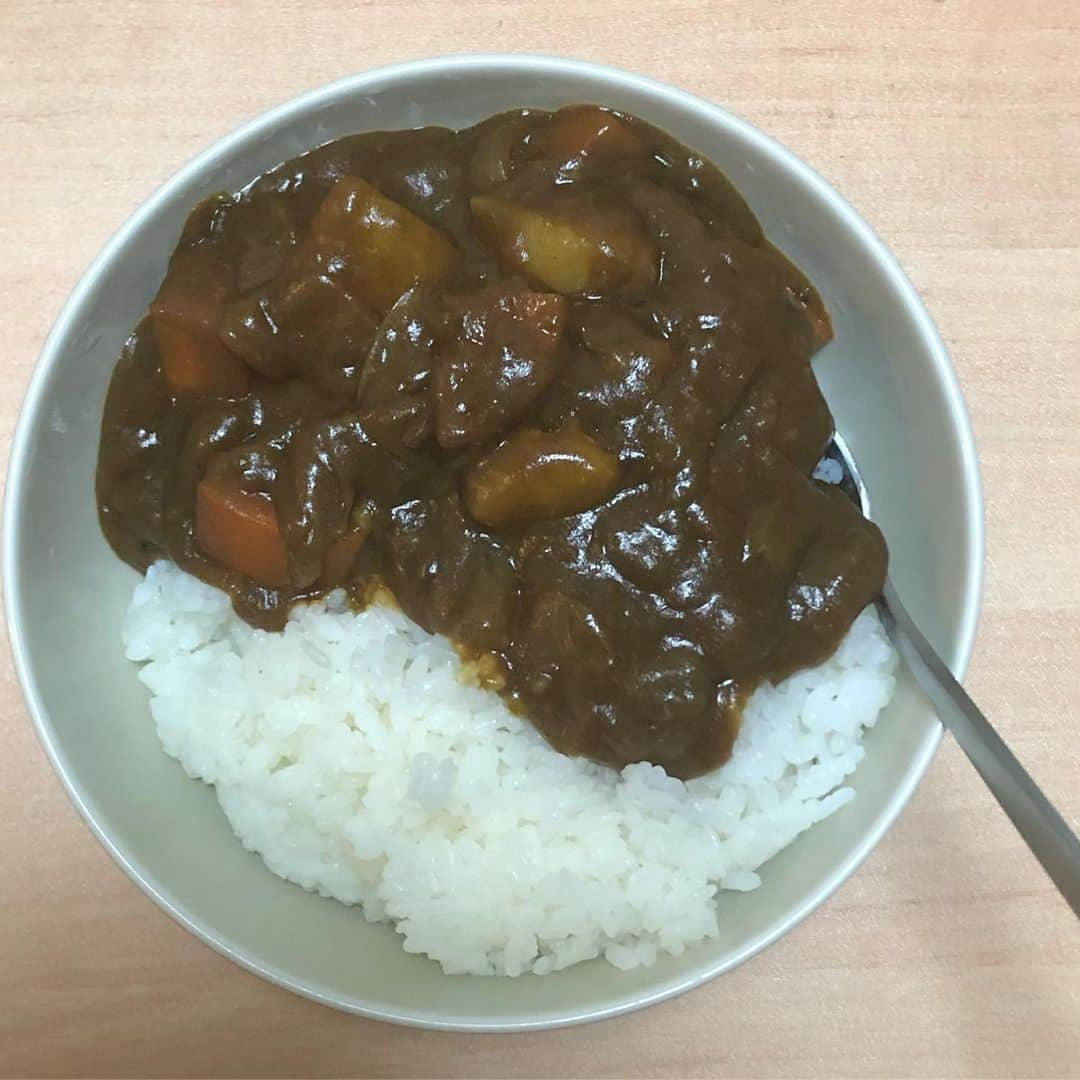 ヒューマン中村のインスタグラム：「カレーである。  もう5月にはいって9回目になるし、作ってない日は、前日に作ったカレーを食べているので、ほぼ毎日カレーを食べています。  そして、そのどれもがあんまり美味しくないという。  刑務所？  さて、今日の工夫は、 「ブドウジュース」  前回、野菜ジュースを入れて策に溺れたワケですが、今回もまた作を講じてしまいました。  野菜ジュースの敗因は、ズバリあの独特のしょっぱさや酸味にあったのではないかと。  その点ブドウジュースなら、甘みを加えてくれる。  かなり頼もしいニューカマーです。  強豪校が、他県から優秀な一年生を引き入れる感じ。 甘み推薦だ。  カレーとはいわば、一つのチームであり、それぞれがそれぞれの役割を果たさなければなりません。  そこに新しく加わったブドウジュースは、どんな風に試合を引っ掻き回してるくれるのか、楽しみでならない。  このタイミングでのブドウジュース投入は、意表を突いた戦略であるが、チームに新しい風を吹き込むに違いない。  我ながら己の采配に震える、、、。 知将と呼んでくれたまえ。  しかし、一つの懸念がありました。  それは絶対的エース「肉」の不在。  肉がいるのといないのでは、もはや全く違うチームと言っていい、、。 スラムダンクで言えば、翔陽の藤真。  ただ、他の具材だって三年間練習してきたんだ、、、肉なしでも、俺たちは、、強い！  という、ちょっとスポ根してしまいましたが、そんな意気込みで作った今回のカレーの味は、、 うーん、悪くないけども。  と言ったところで、おそらくブドウジュースのおかげで、味に奥行きのようなものが出たのですが、ちょっと油断すると、味の奥からぶどう味が顔を覗かせる。  これがまあ、違和感で。  そして思うのは、もしここに、肉が入っていれば、その違和感をかき消せていたのかもしれない、ということ。  やはりエースの穴はでかかったのかな、と。 「藤真さえいれば」カレーでした。  カレーは奥が深い。  おわり。  #ヒューマン中村 #カレー  #自炊 #エース不在 #藤真さえいてくれれば #下積み長ない？」