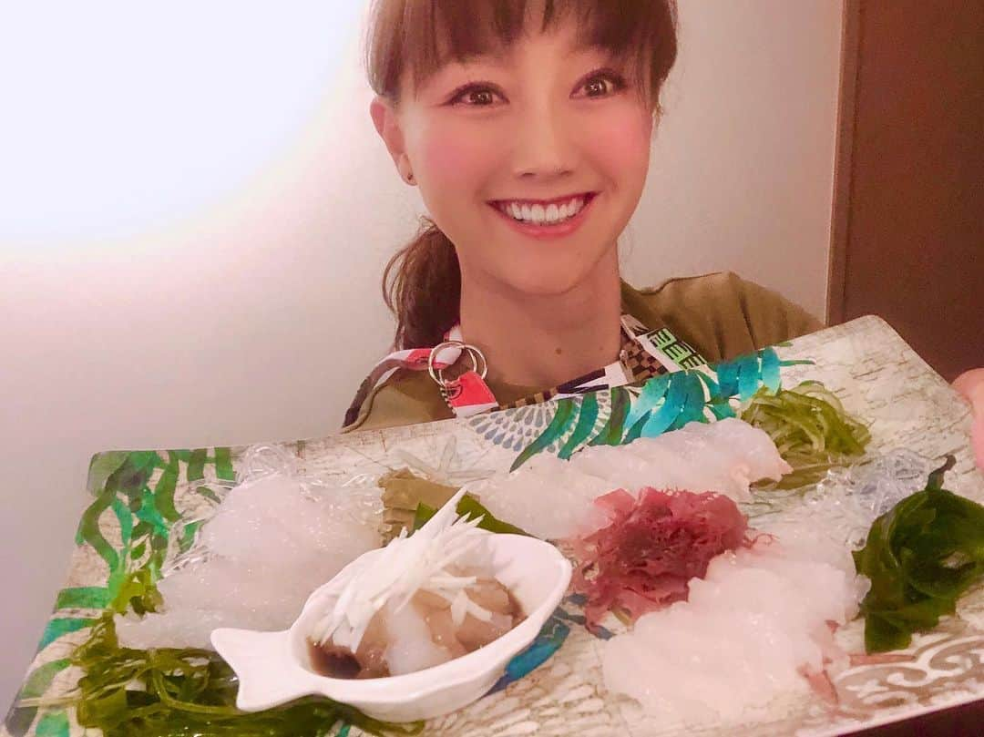 福島和可菜さんのインスタグラム写真 - (福島和可菜Instagram)「家でお刺身亭🥰  おさかなわかな　を開店✨🐟✨（笑）  人生で初めて、マトウダイを捌きました🐟 色々捌くの難しいお魚だった😳‼️ けど、味はもう…絶品でした😊  すぐ食べたかったけど、身がみずみずしかったので、脱水シートで包んで寝かせていただいたら、 丁度良かった✨  肝も、卵も、全て美味しくいただきました😋  すでに見て下さった方もいらっしゃるかな🥰  映像としては、YouTubeに載せてあります😚 ぜひ☀️☀️☀️ おさかなわかな  は、これからメニューを増やしていきたいと思います😁レベルUP目指して✋  釣りに行ける様になったら、釣って捌こう😍  その日を楽しみに✨✨✨✨✨ #マトウダイ #的鯛 #お刺身 #絶品 #釣り #行きたい #心から #お刺身亭 #おさかなわかな #おうち時間 #love #fishing #捌く #包丁 #食べる #飲む #YouTube #YouTuber #Photo #movie #一人酒 #早くみんなと乾杯したい #🐟 #🎣 #😍 #🍺 #😋 #🤤 #❤️ #🔪」5月20日 7時00分 - fukushimawakana