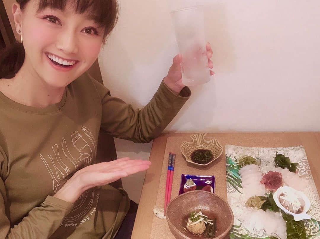 福島和可菜さんのインスタグラム写真 - (福島和可菜Instagram)「家でお刺身亭🥰  おさかなわかな　を開店✨🐟✨（笑）  人生で初めて、マトウダイを捌きました🐟 色々捌くの難しいお魚だった😳‼️ けど、味はもう…絶品でした😊  すぐ食べたかったけど、身がみずみずしかったので、脱水シートで包んで寝かせていただいたら、 丁度良かった✨  肝も、卵も、全て美味しくいただきました😋  すでに見て下さった方もいらっしゃるかな🥰  映像としては、YouTubeに載せてあります😚 ぜひ☀️☀️☀️ おさかなわかな  は、これからメニューを増やしていきたいと思います😁レベルUP目指して✋  釣りに行ける様になったら、釣って捌こう😍  その日を楽しみに✨✨✨✨✨ #マトウダイ #的鯛 #お刺身 #絶品 #釣り #行きたい #心から #お刺身亭 #おさかなわかな #おうち時間 #love #fishing #捌く #包丁 #食べる #飲む #YouTube #YouTuber #Photo #movie #一人酒 #早くみんなと乾杯したい #🐟 #🎣 #😍 #🍺 #😋 #🤤 #❤️ #🔪」5月20日 7時00分 - fukushimawakana