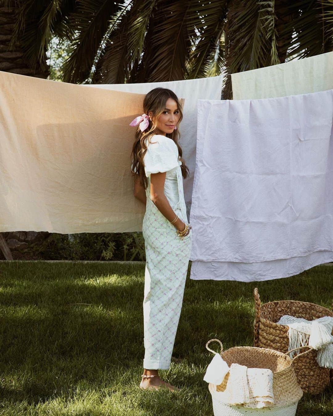 ジュリー・サリニャーナのインスタグラム：「Laundry day for me! When is ur laundry day? 💕☀️」