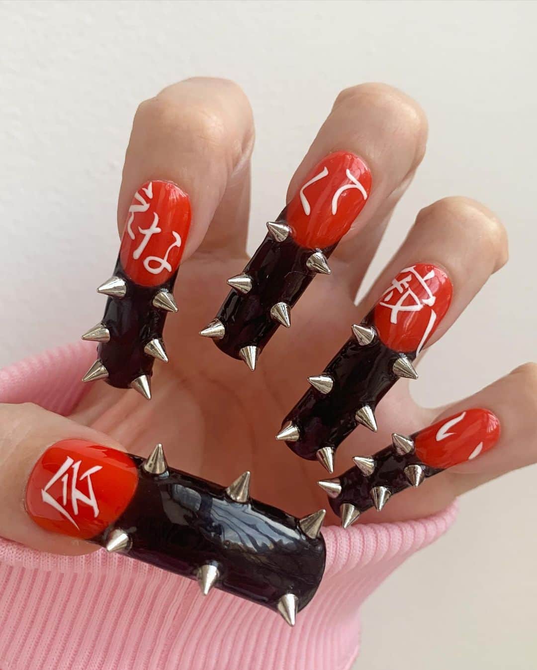 Mei Kawajiriさんのインスタグラム写真 - (Mei KawajiriInstagram)「Stud nails, stud Face mask 🖤❤️🤍🧡by @studmuffinnyc x @neffnyc I’m OBSESSED 🖤❤️🖤❤️🖤❤️ I hav secret message on the back . Swipe left with sounds on 📡 My nails say “I miss you “ on the front in Japanese  and back in English 🖤❤️🖤会えなくて寂しい... Thank you @kylebrincefield sending me amazing mask 🖤❤️ I miss u all , I hope we can see you very soon 💅🏻🖤❤️」5月20日 7時03分 - nailsbymei