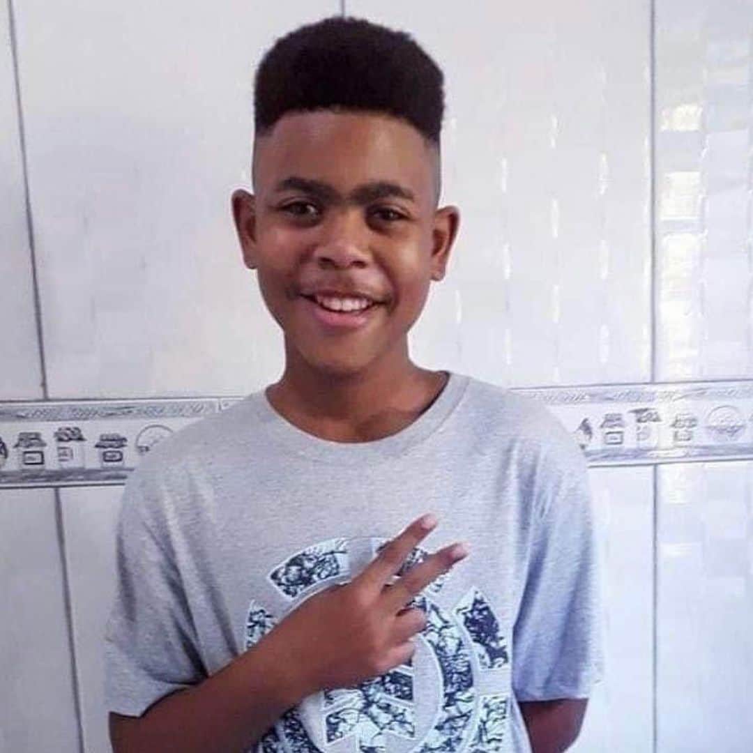 ファチマ・ベルナルデスのインスタグラム：「Que tristeza! Mais que isso, que desespero! Até quando famílias que moram em comunidades e bairros pobres vão ter suas casas metralhadas? Até quando jovens como o João Pedro, de 14 anos,  vão morrer vítimas de quem devia proteger a população? Dói em qualquer cidadão de bem. Minha solidariedade à família do João Pedro e a tantas outras que passam pelo mesmo sofrimento.」