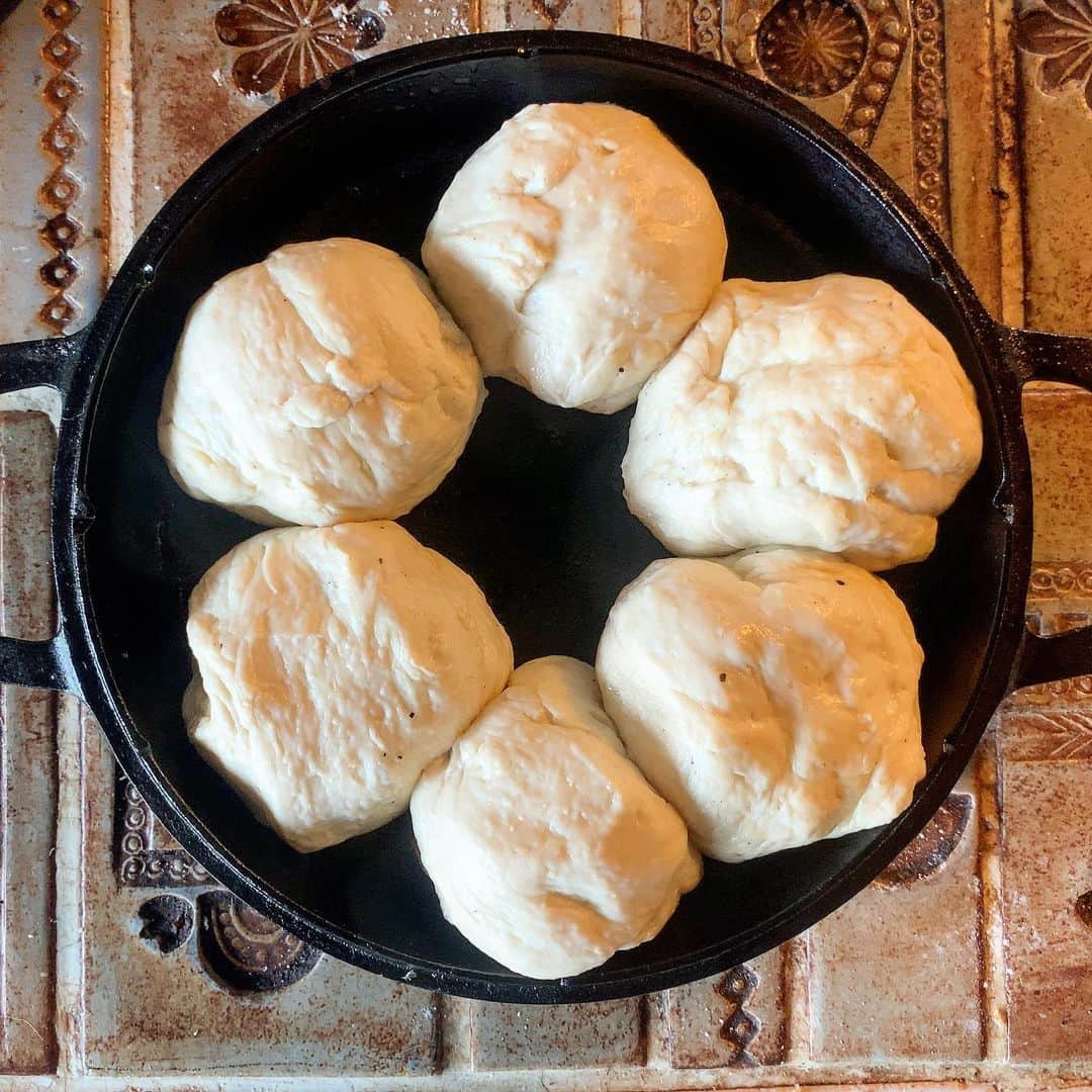 池内万作さんのインスタグラム写真 - (池内万作Instagram)「久しぶりにパンを焼いてみました〜。 色々トラブルに見舞われ大変でしたが、なんとか美味しいパンにありつけましたとさ♪ 細かいことはブログの方にありますんで興味があるようならどうぞ。 #パンでした #ビストロ万」5月20日 7時37分 - mandeshita