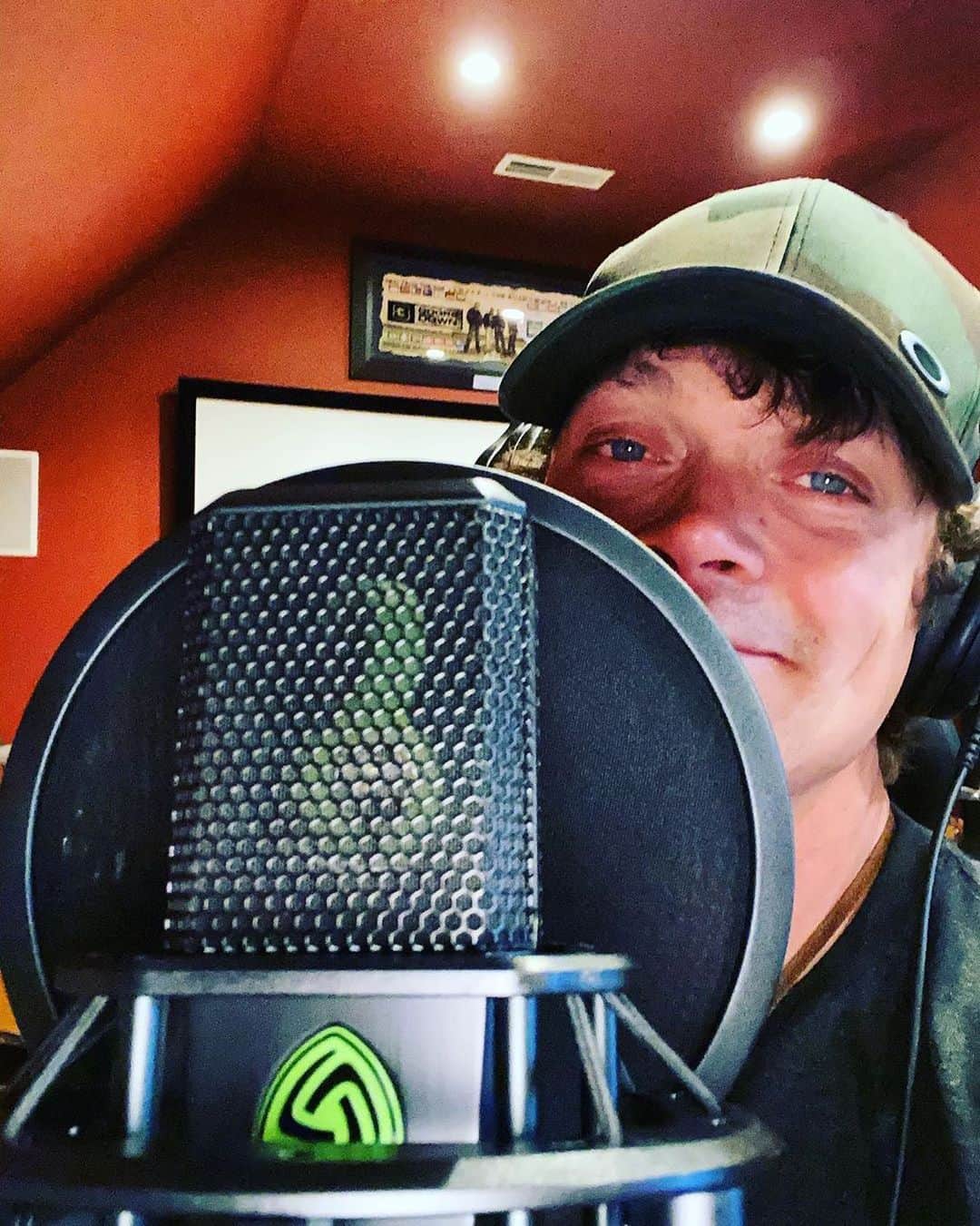 3 Doors Downのインスタグラム：「"Writin’ and recordin’ some little tid bit ideas I’ve been writin’ around here lately." - @brad3doorsdown」